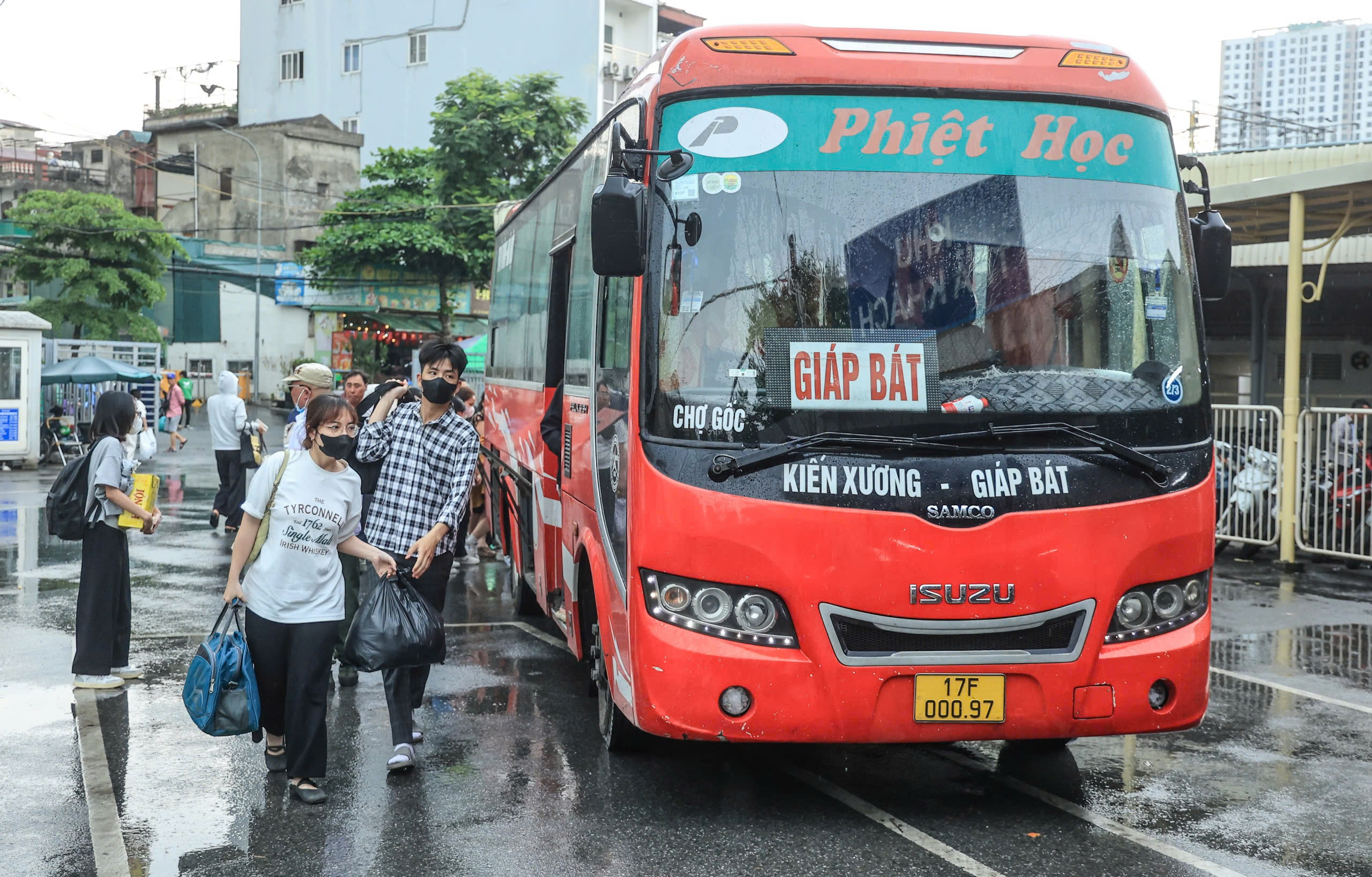 Người d&acirc;n lỉnh kỉnh đồ đạc trở lại H&agrave; Nội sau kỳ nghỉ lễ 30/4- Ảnh 1.