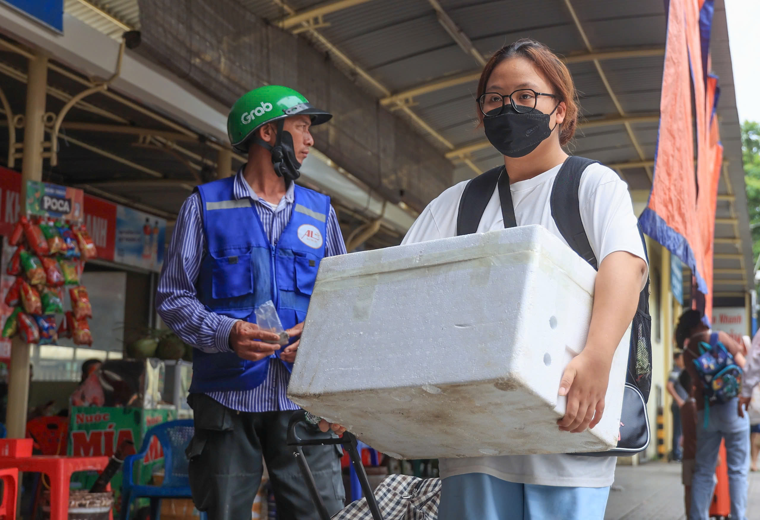 Người d&acirc;n lỉnh kỉnh đồ đạc trở lại H&agrave; Nội sau kỳ nghỉ lễ 30/4- Ảnh 13.