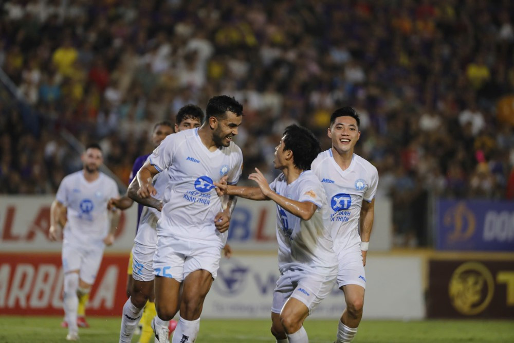 V-League: Cuộc đua v&ocirc; địch v&agrave; trụ hạng ng&atilde; ngũ?- Ảnh 1.