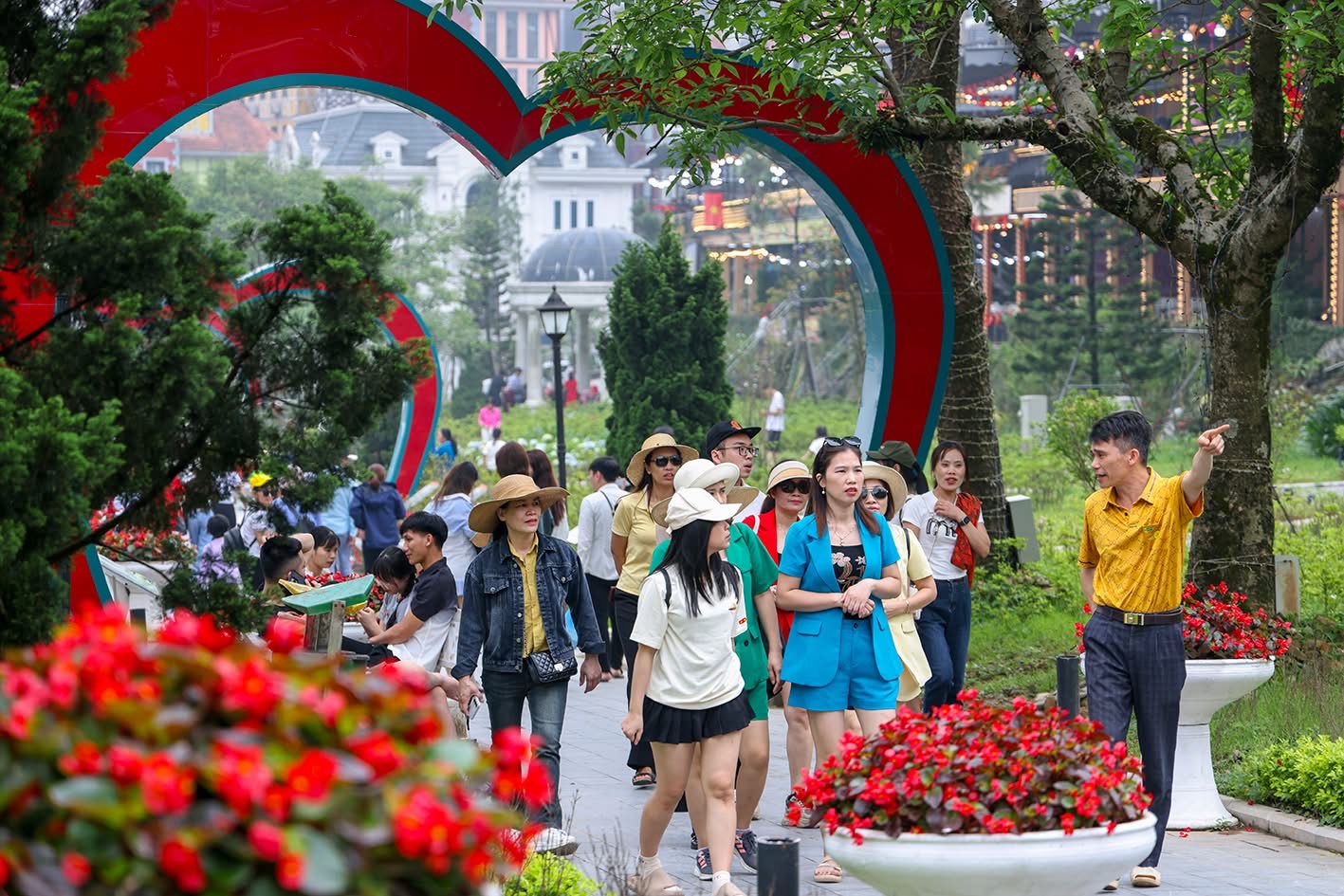 Vĩnh Ph&uacute;c đ&oacute;n hơn 150 ngh&igrave;n lượt kh&aacute;ch, doanh thu tr&ecirc;n 75 tỷ trong dịp nghỉ lễ- Ảnh 1.