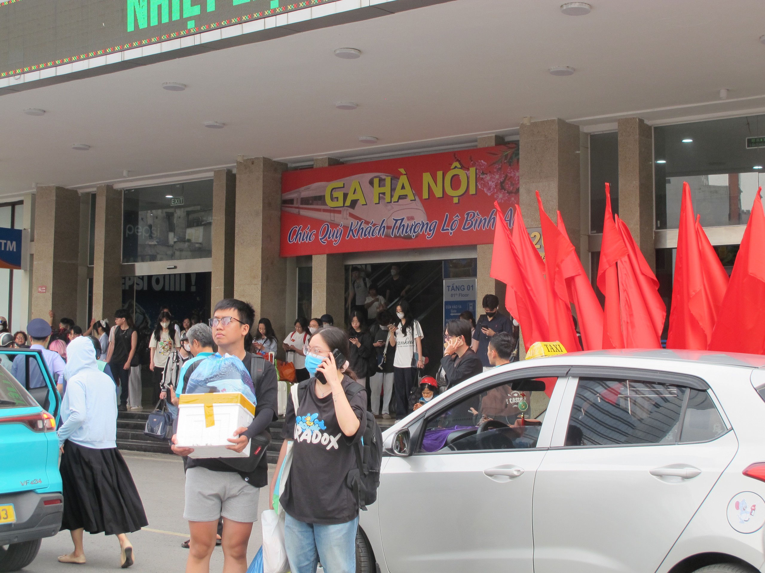 Gần 10 ngh&igrave;n kh&aacute;ch qua ga H&agrave; Nội trong ng&agrave;y cuối nghỉ lễ 30/4- Ảnh 10.