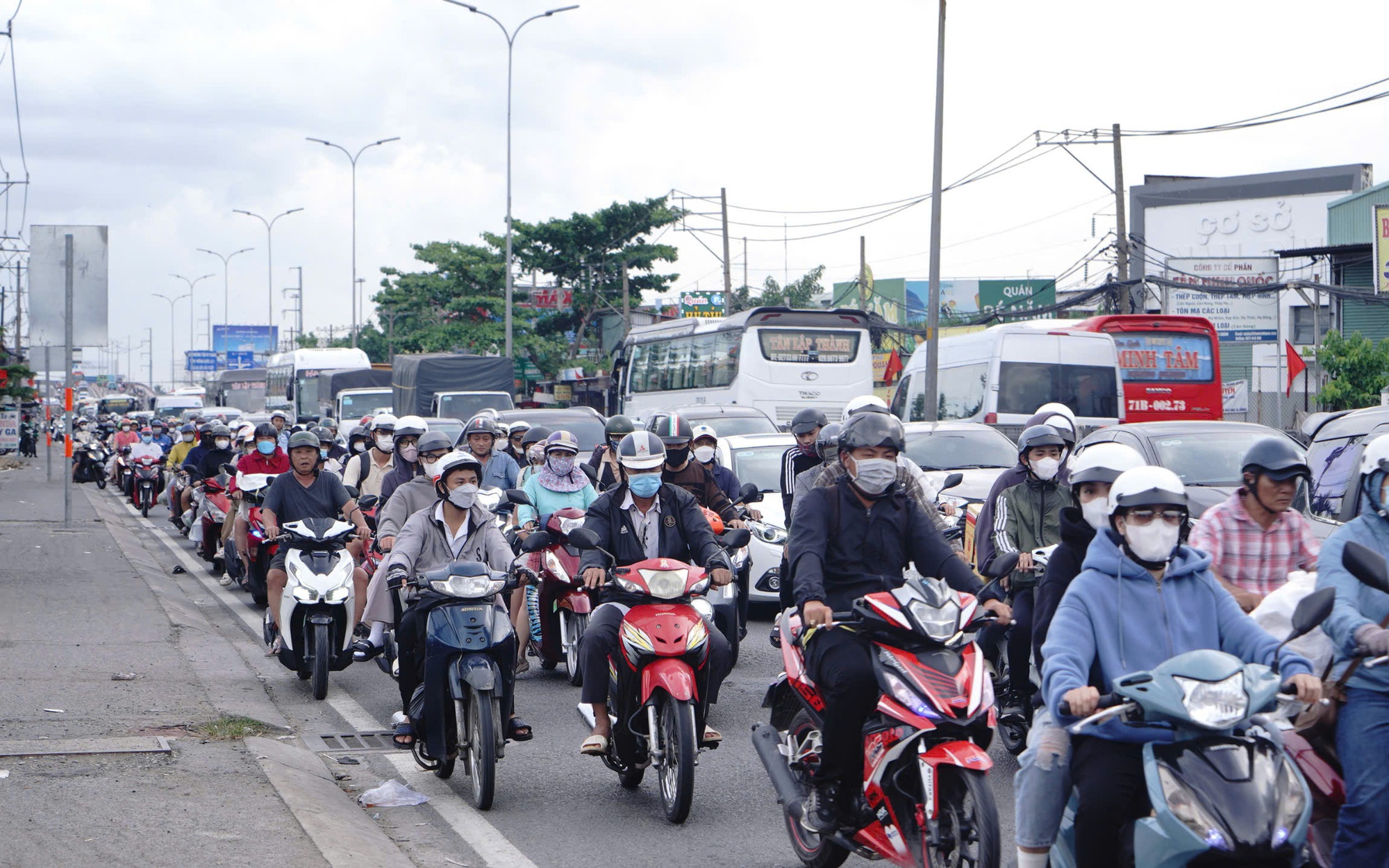 Đường phố TP.HCM đông đúc, ùn tắc giao thông tại các tuyến cửa ngõ sau kỳ nghỉ lễ- Ảnh 9. Đường sá TP.HCM thông thoáng bất ngờ trong ngày nghỉ lễ cuối cùng
