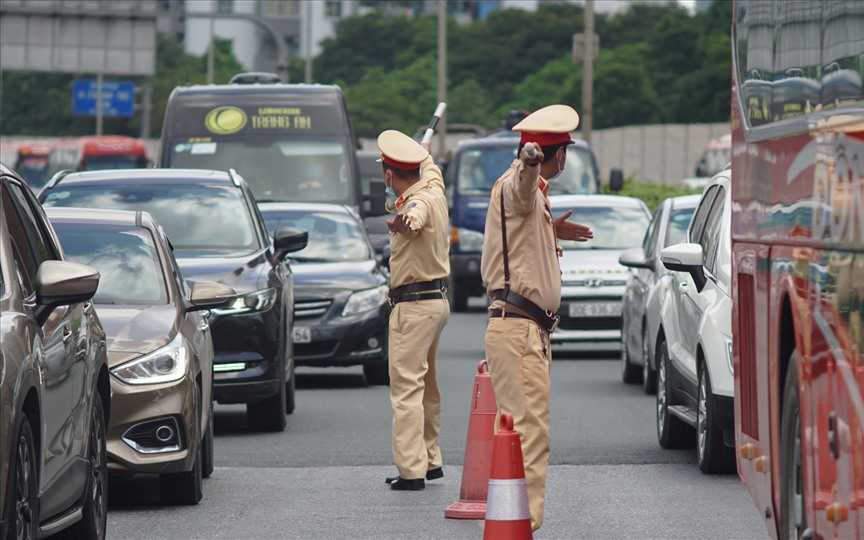 Đường sá TP.HCM thông thoáng bất ngờ trong ngày nghỉ lễ cuối cùng- Ảnh 10. Tai nạn giảm sâu, giao thông dịp lễ 30/4 - 1/5 được kiểm soát tốt