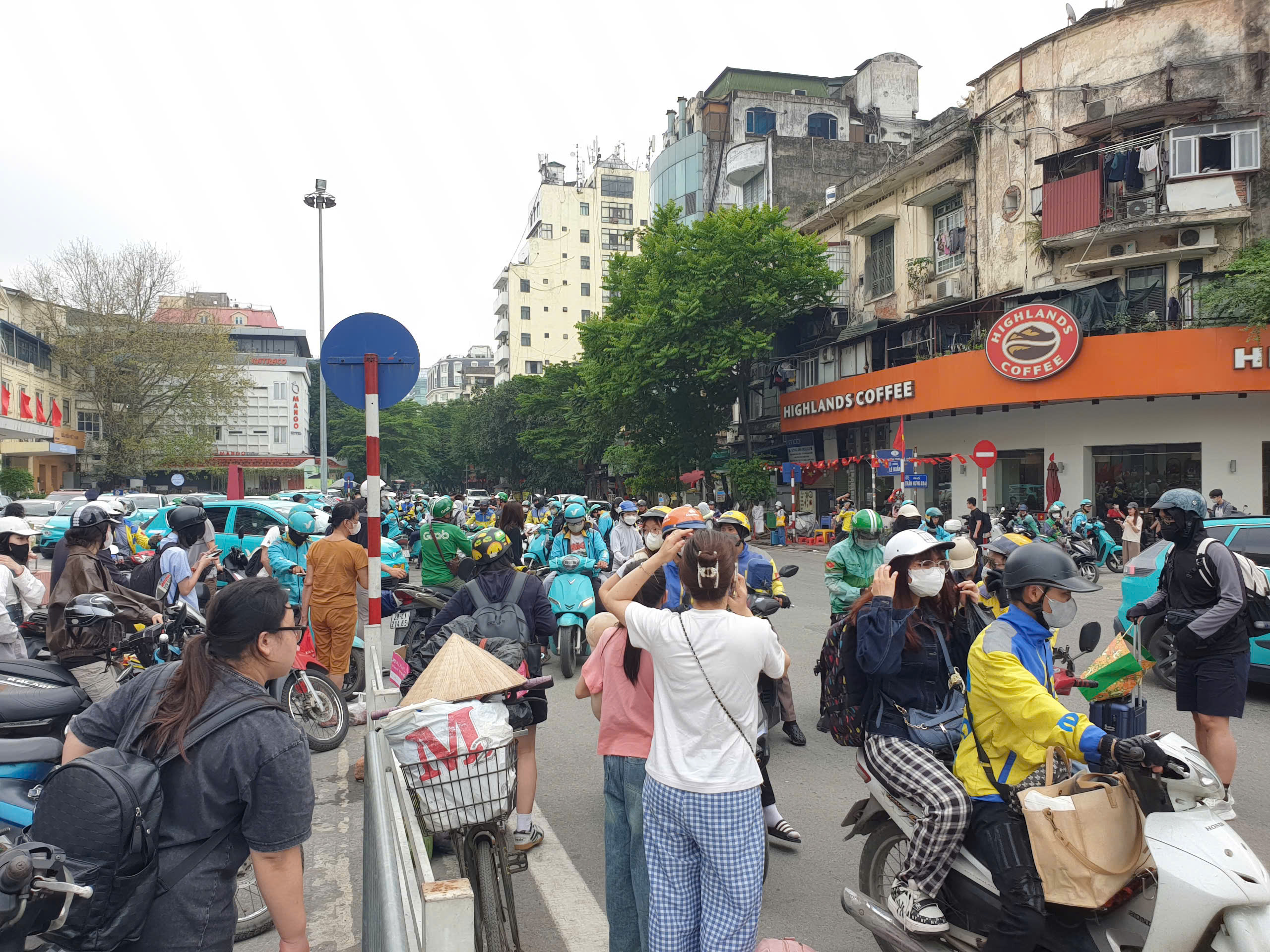 Gần 10 ngh&igrave;n kh&aacute;ch qua ga H&agrave; Nội trong ng&agrave;y cuối nghỉ lễ 30/4- Ảnh 17.