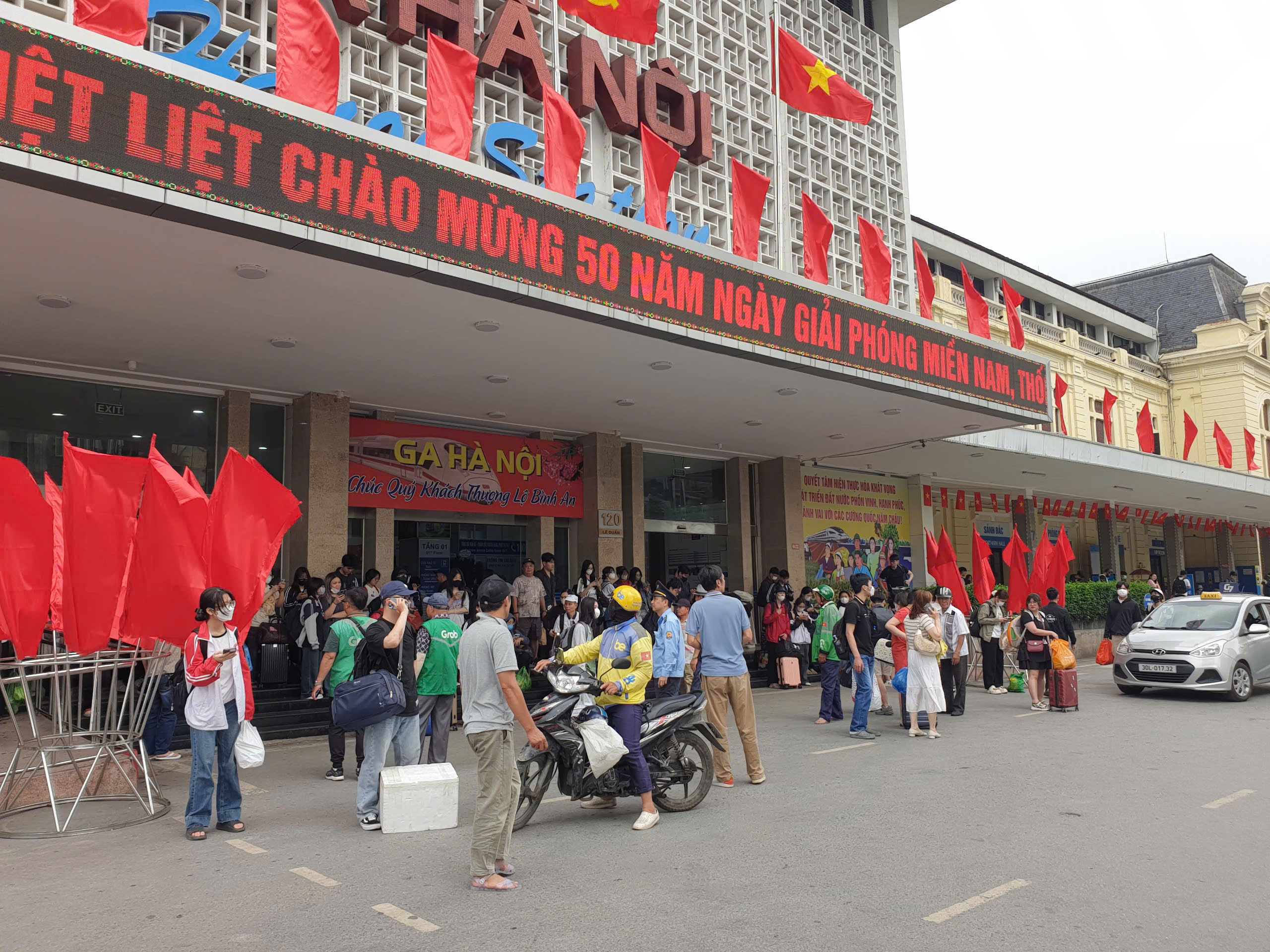 Gần 10 ngh&igrave;n kh&aacute;ch qua ga H&agrave; Nội trong ng&agrave;y cuối nghỉ lễ 30/4- Ảnh 13.