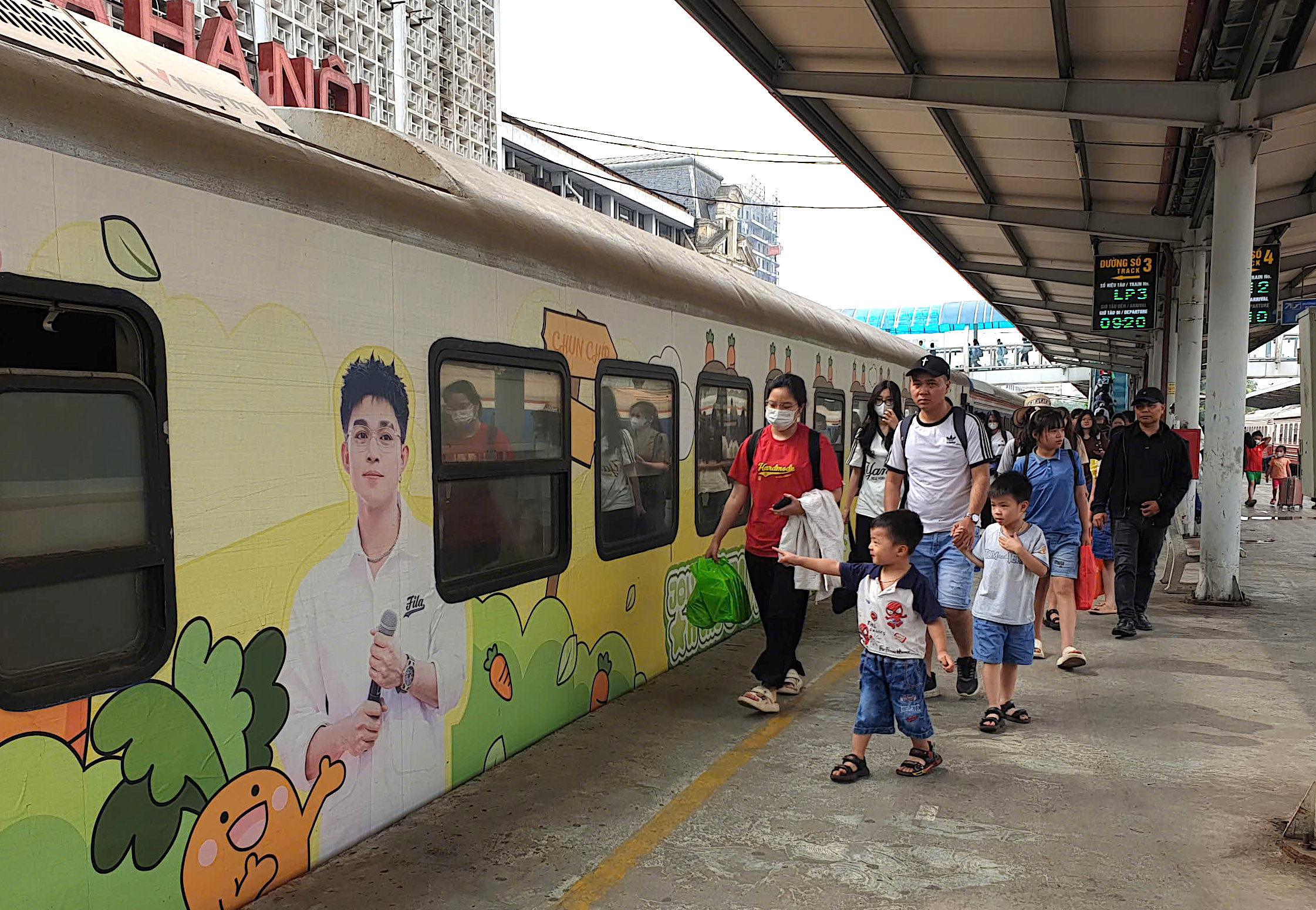 Gần 10 ngh&igrave;n kh&aacute;ch qua ga H&agrave; Nội trong ng&agrave;y cuối nghỉ lễ 30/4- Ảnh 6.