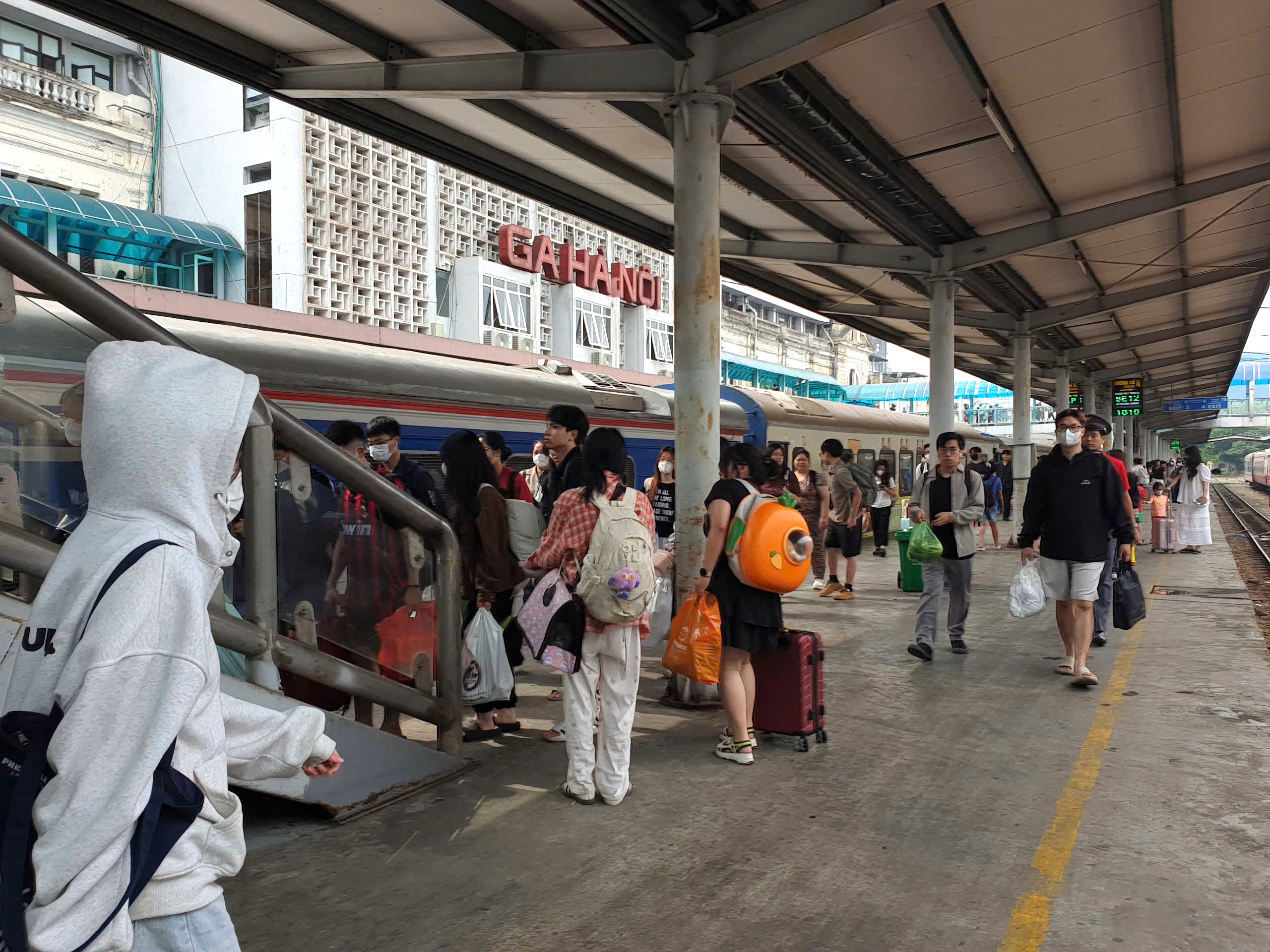 Gần 10 ngh&igrave;n kh&aacute;ch qua ga H&agrave; Nội trong ng&agrave;y cuối nghỉ lễ 30/4- Ảnh 8.