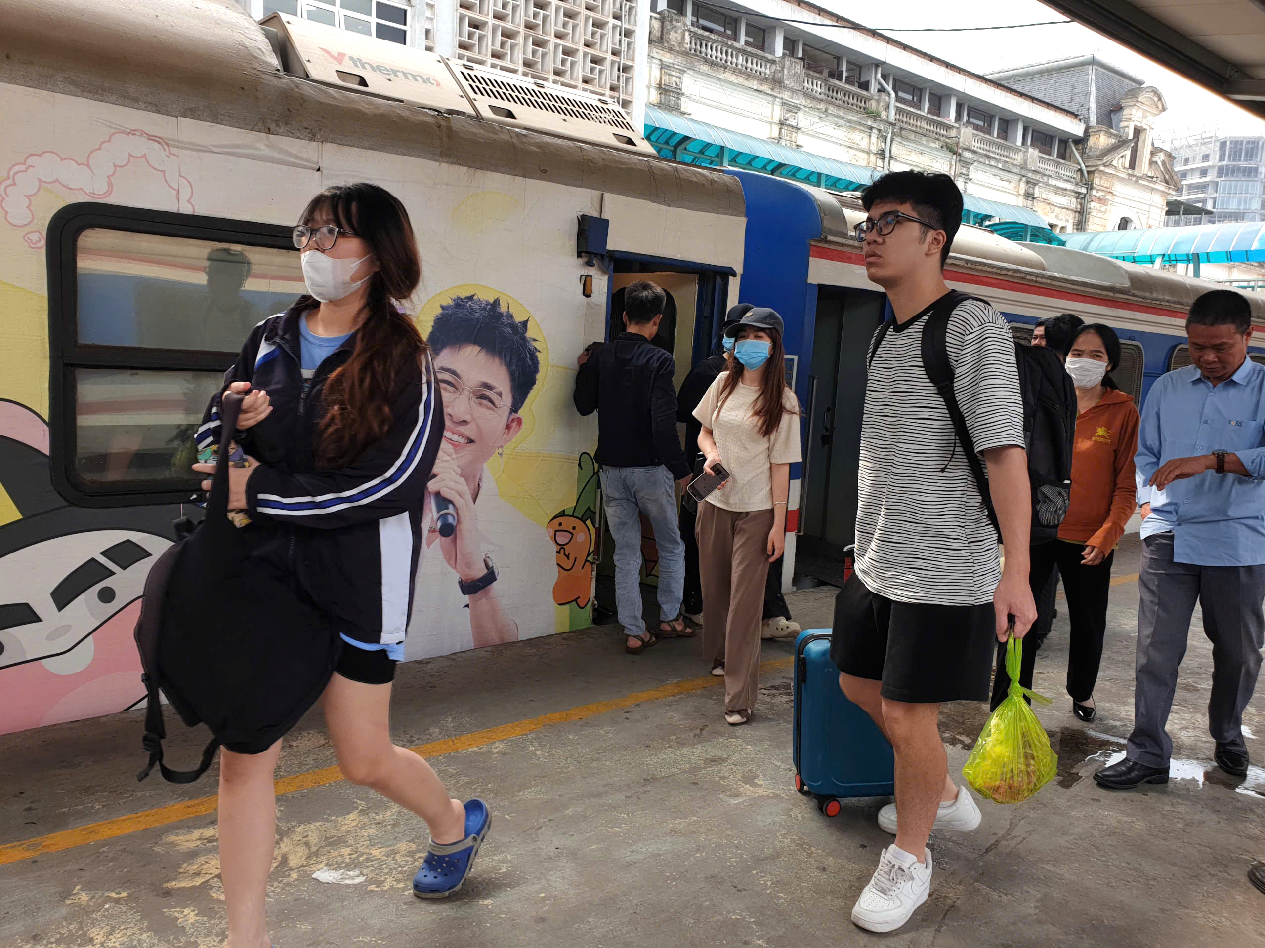 Gần 10 ngh&igrave;n kh&aacute;ch qua ga H&agrave; Nội trong ng&agrave;y cuối nghỉ lễ 30/4- Ảnh 4.