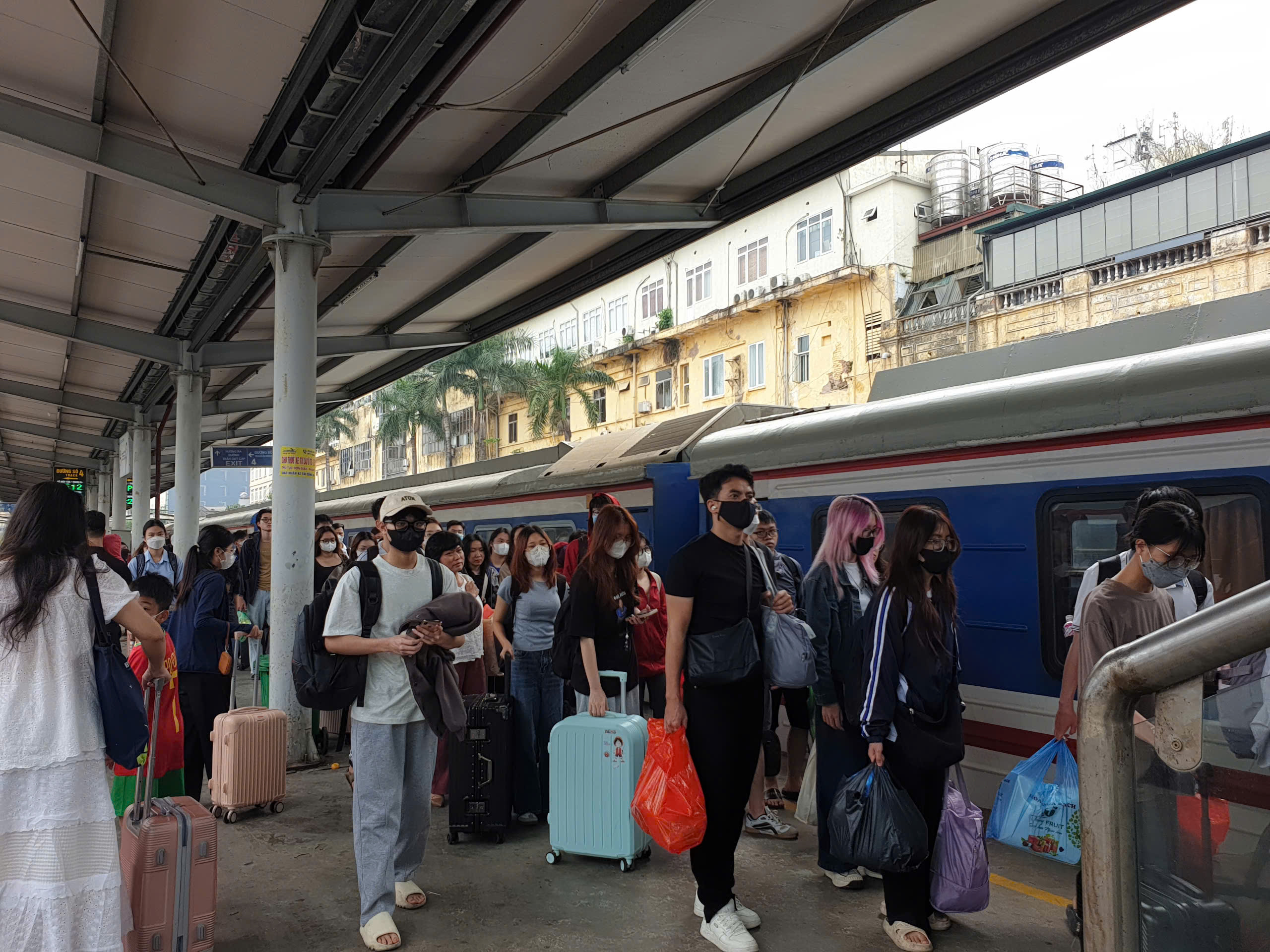 Gần 10 ngh&igrave;n kh&aacute;ch qua ga H&agrave; Nội trong ng&agrave;y cuối nghỉ lễ 30/4- Ảnh 7.