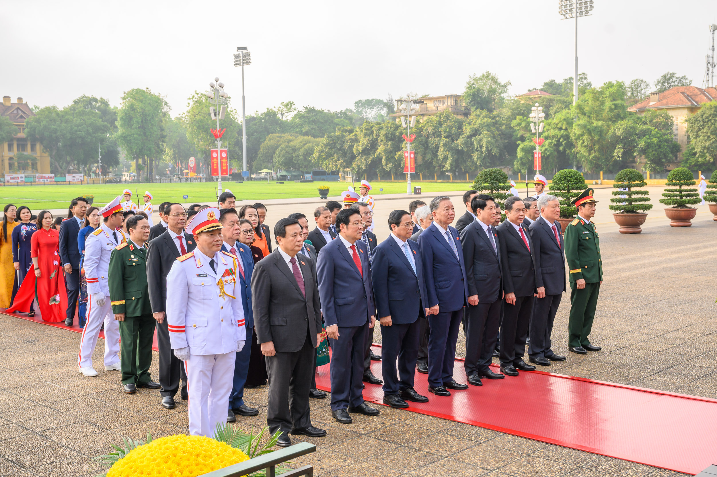 L&atilde;nh đạo Đảng, Nh&agrave; nước v&agrave; đại biểu Quốc hội v&agrave;o Lăng viếng Chủ tịch Hồ Ch&iacute; Minh- Ảnh 2.