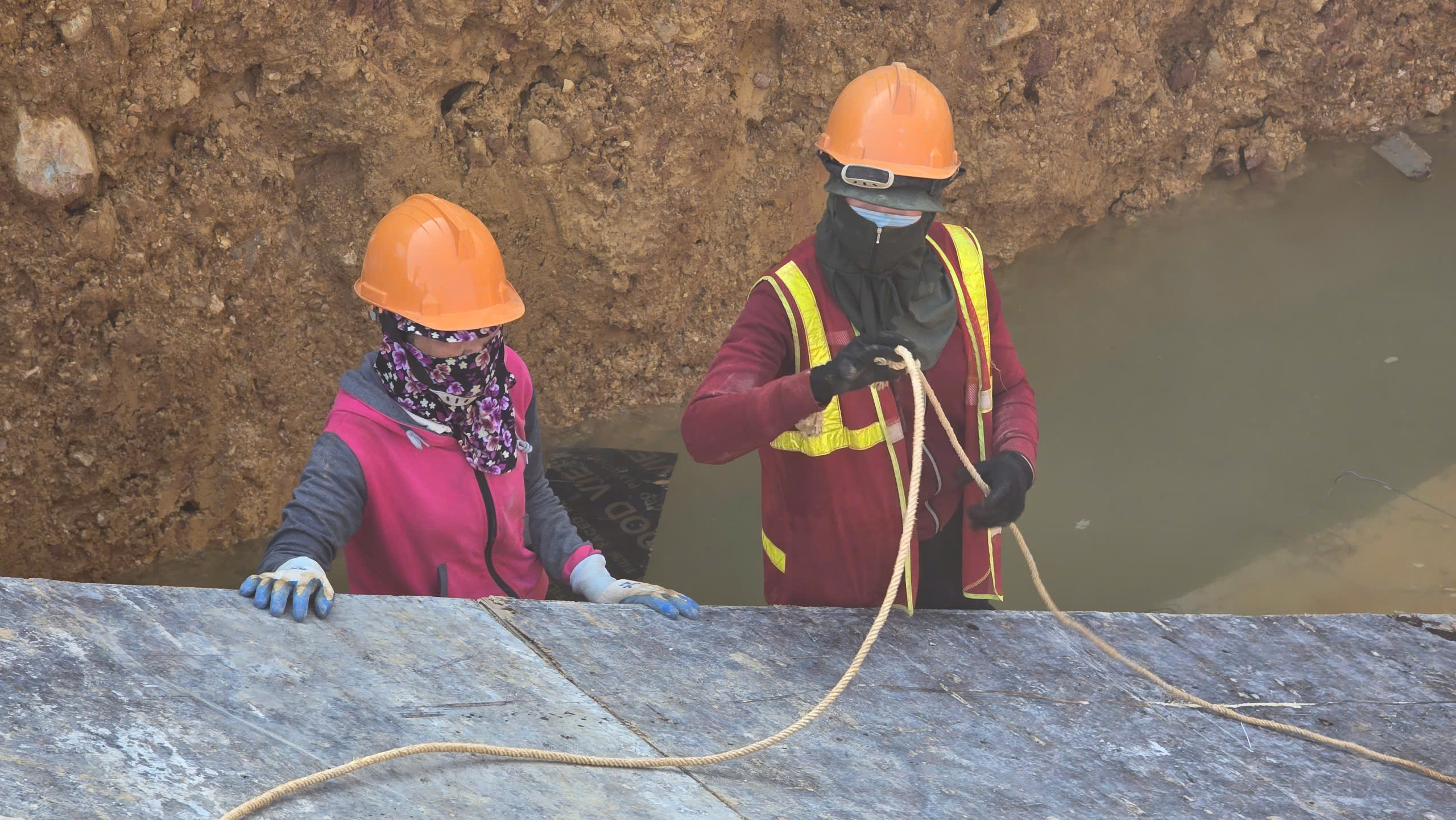 Những b&ocirc;ng hồng sạm nắng tr&ecirc;n c&ocirc;ng trường thi c&ocirc;ng đường d&acirc;y 500kV L&agrave;o Cai - Vĩnh Y&ecirc;n- Ảnh 8.