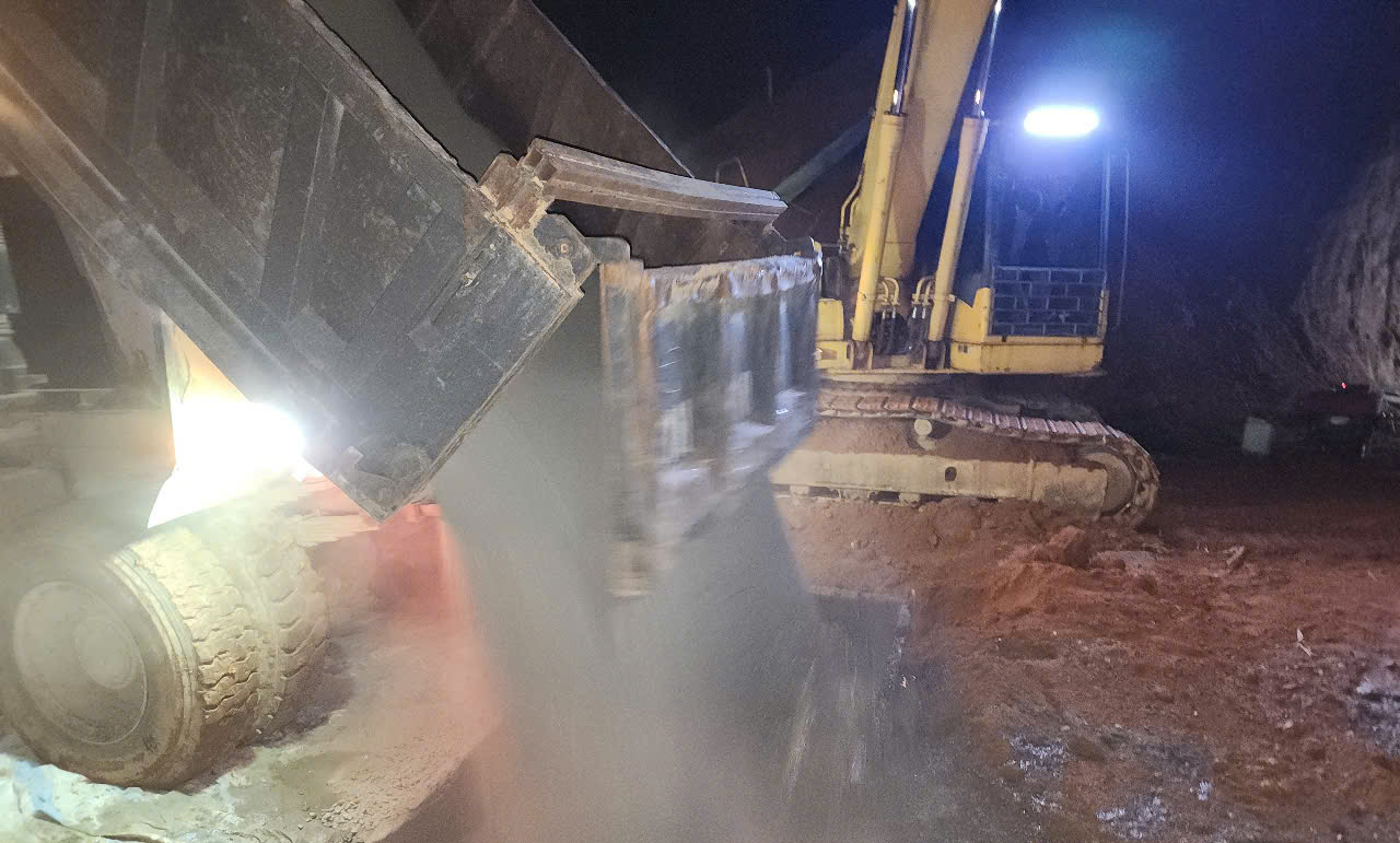 Những b&ocirc;ng hồng sạm nắng tr&ecirc;n c&ocirc;ng trường thi c&ocirc;ng đường d&acirc;y 500kV L&agrave;o Cai - Vĩnh Y&ecirc;n- Ảnh 22.