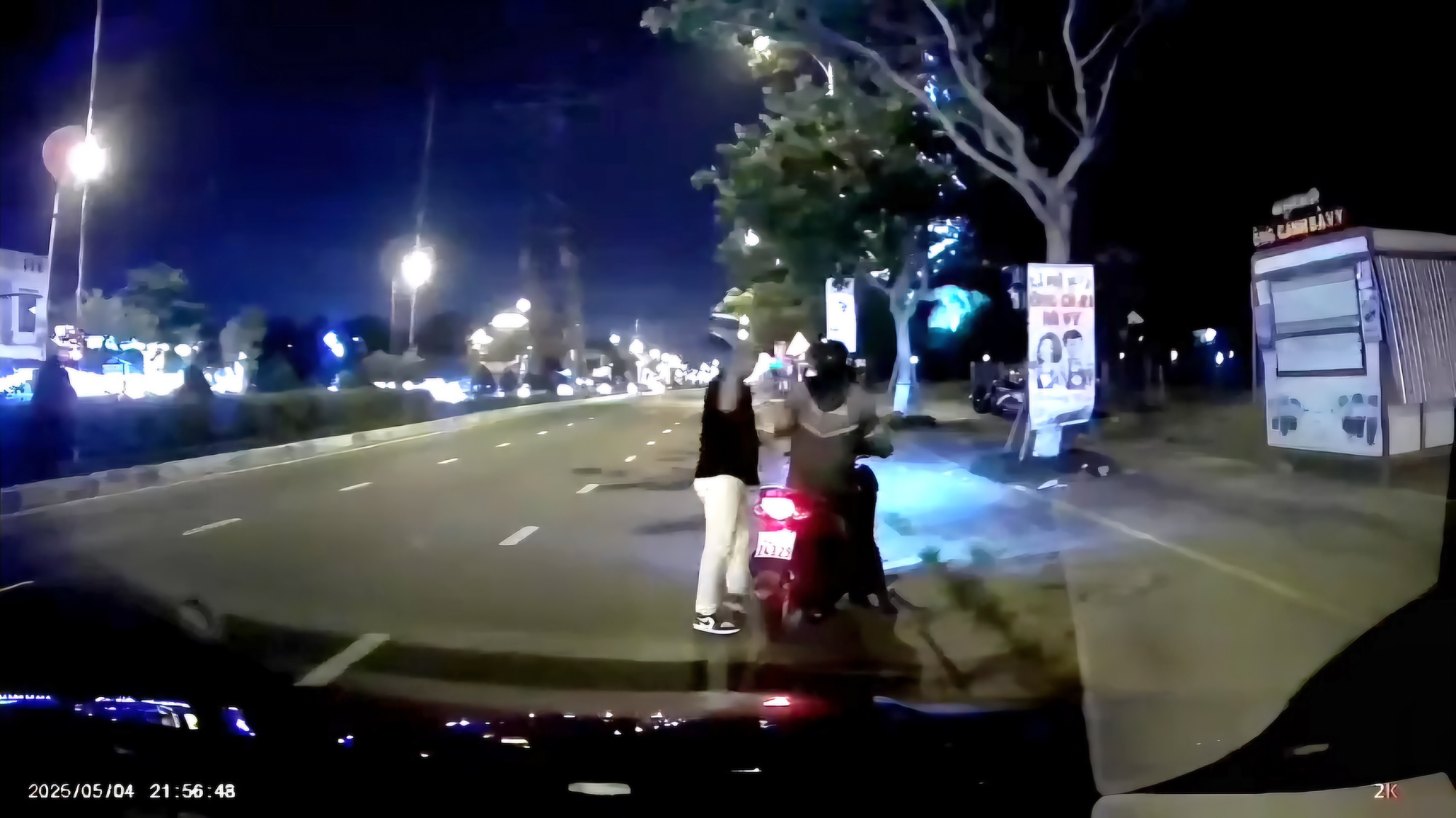 X&aacute;c minh clip t&agrave;i xế GrabBike bị đ&aacute;nh tới tấp tr&ecirc;n đường phố Đ&agrave; Nẵng- Ảnh 1.