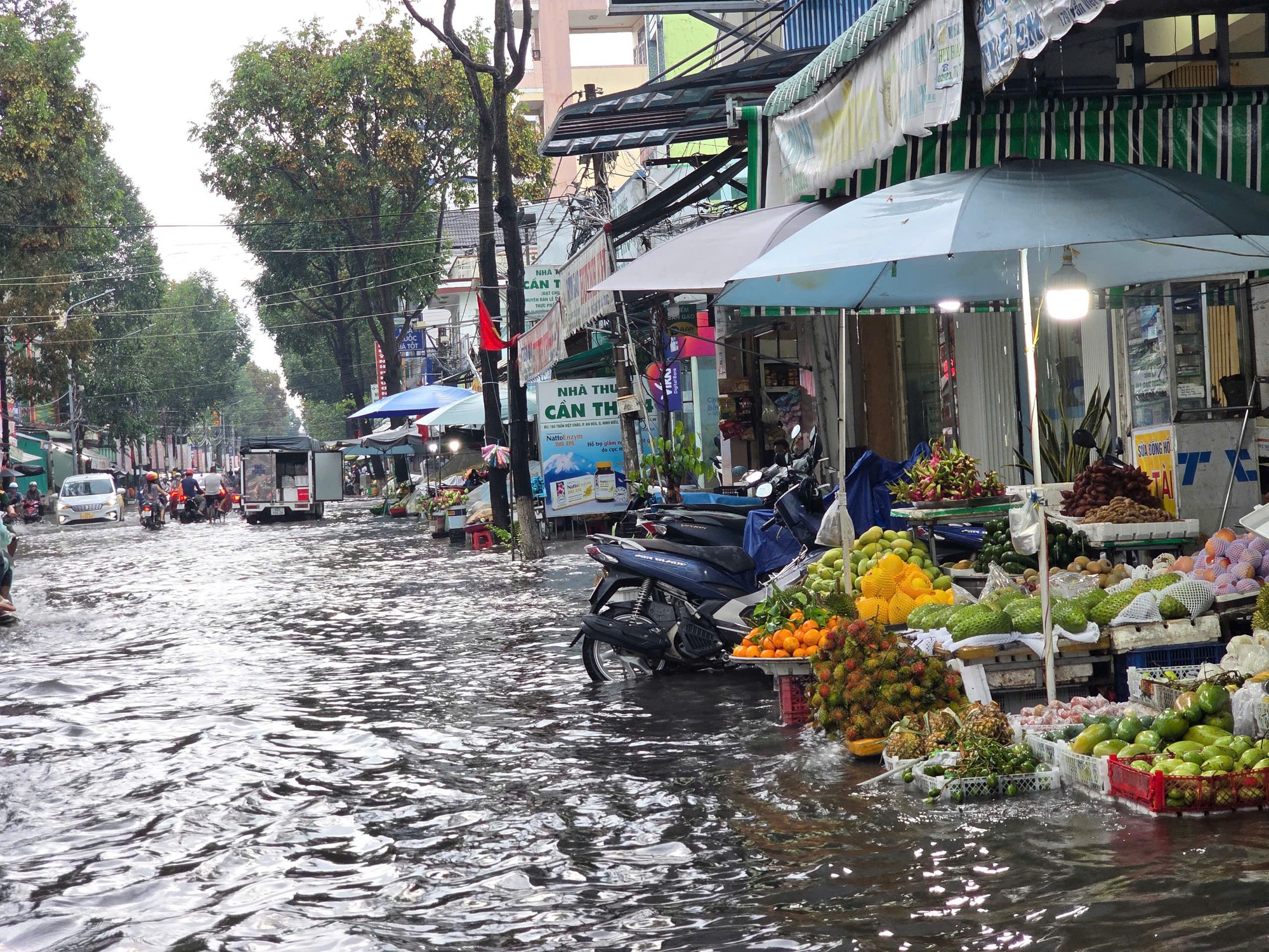 Mưa lớn g&acirc;y ngập nhiều tuyến đường ở TP Cần Thơ- Ảnh 2.