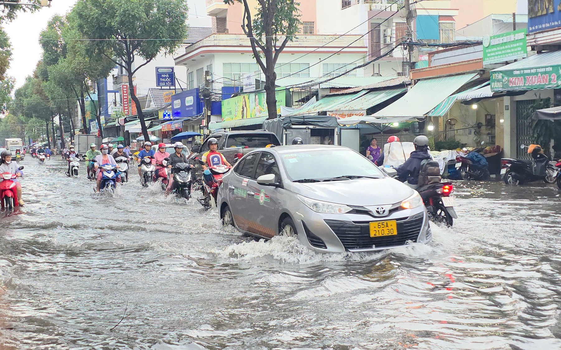 Mưa lớn g&acirc;y ngập nhiều tuyến đường ở TP Cần Thơ