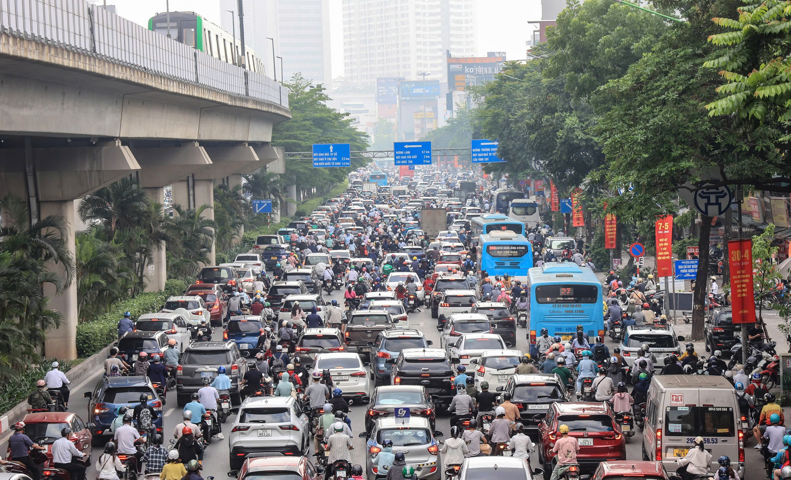 Nhiều tuyến phố H&agrave; Nội tắc d&agrave;i ng&agrave;y đầu người d&acirc;n đi l&agrave;m trở lại sau nghỉ lễ- Ảnh 3.