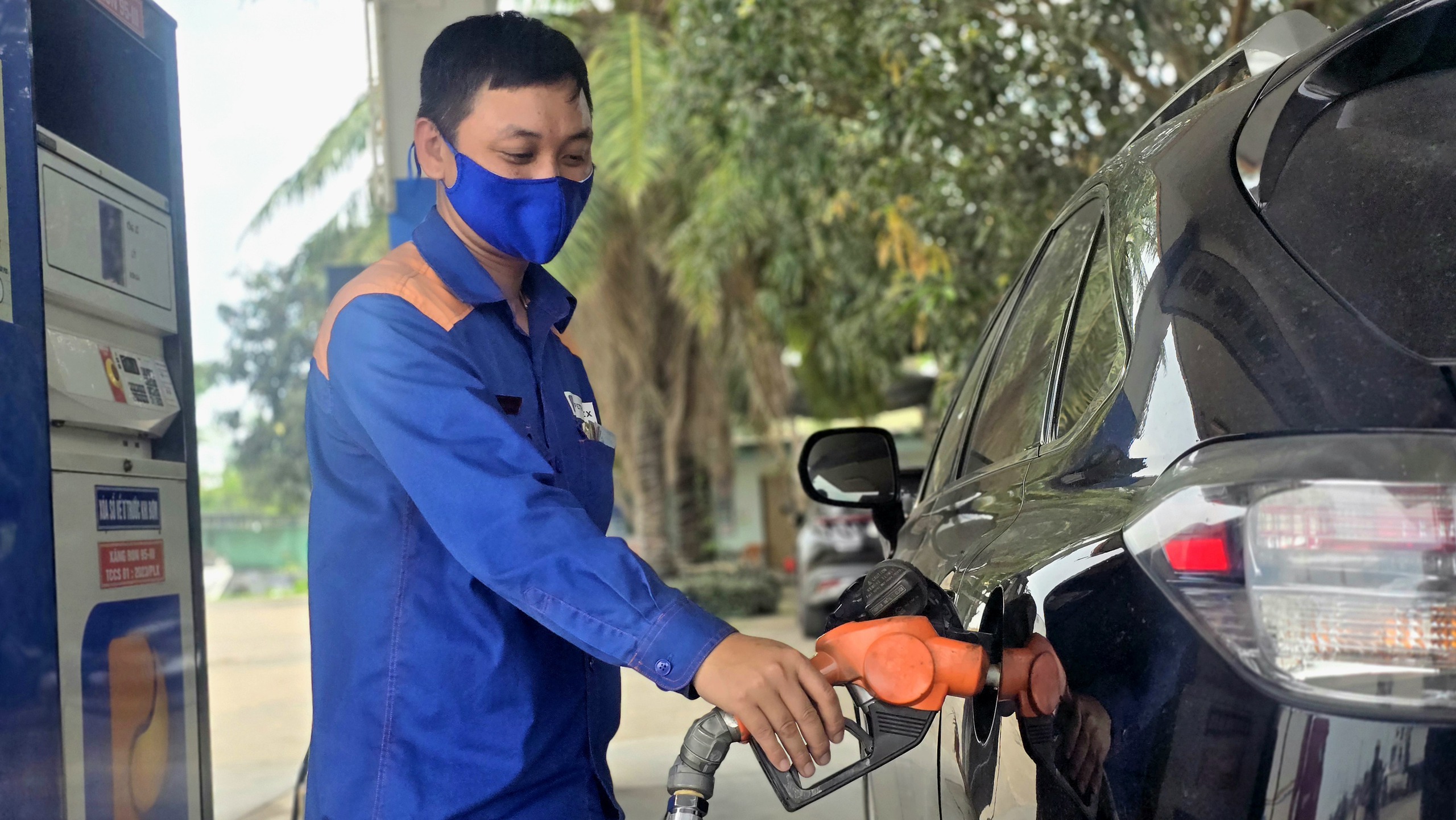 Gi&aacute; xăng dầu giảm sau kỳ nghỉ lễ- Ảnh 1.