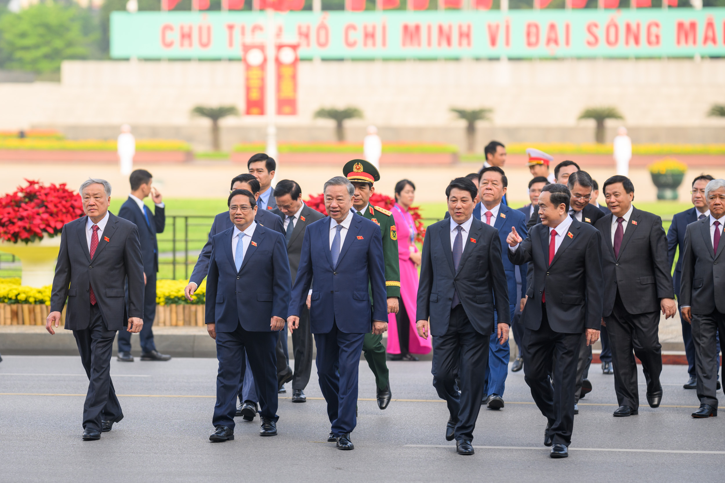L&atilde;nh đạo Đảng, Nh&agrave; nước v&agrave; đại biểu Quốc hội v&agrave;o Lăng viếng Chủ tịch Hồ Ch&iacute; Minh- Ảnh 7.