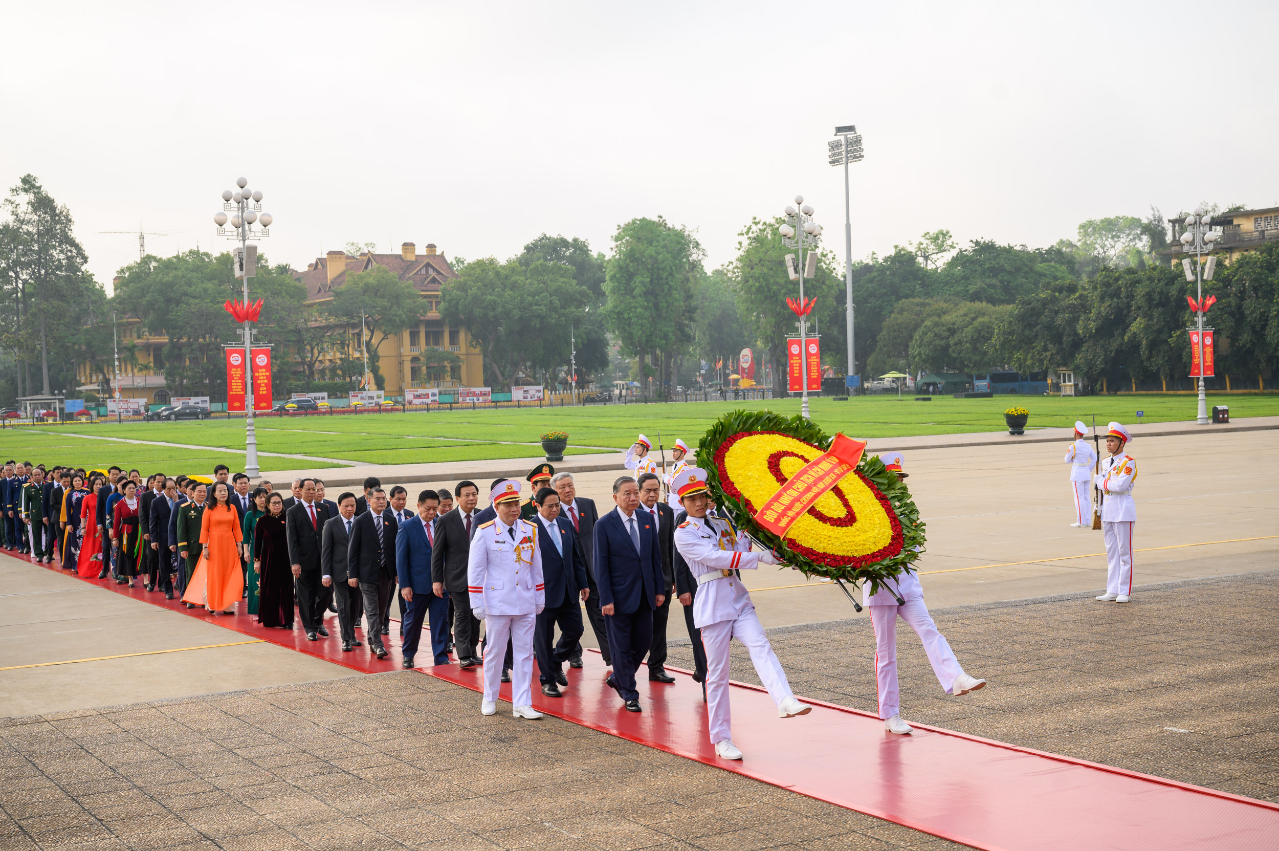 L&atilde;nh đạo Đảng, Nh&agrave; nước v&agrave; đại biểu Quốc hội v&agrave;o Lăng viếng Chủ tịch Hồ Ch&iacute; Minh- Ảnh 1.