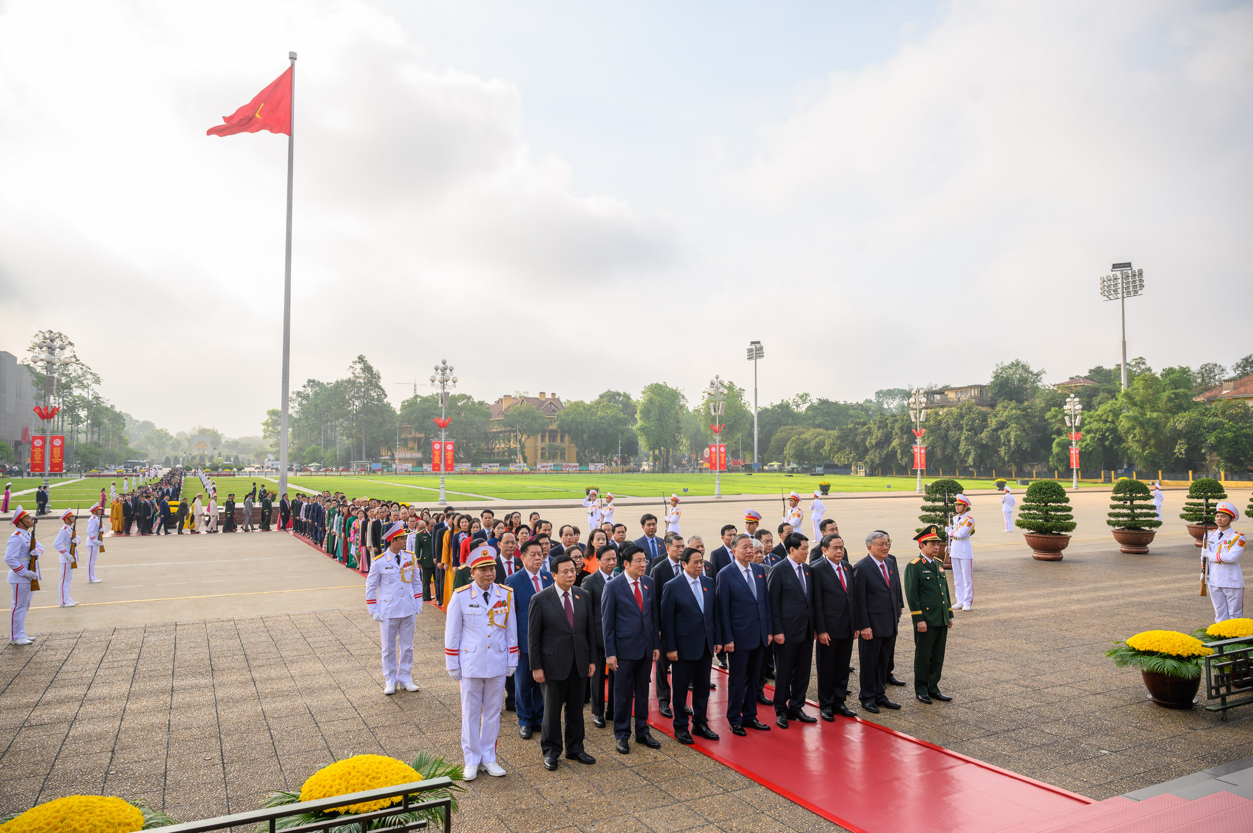 L&atilde;nh đạo Đảng, Nh&agrave; nước v&agrave; đại biểu Quốc hội v&agrave;o Lăng viếng Chủ tịch Hồ Ch&iacute; Minh- Ảnh 6.
