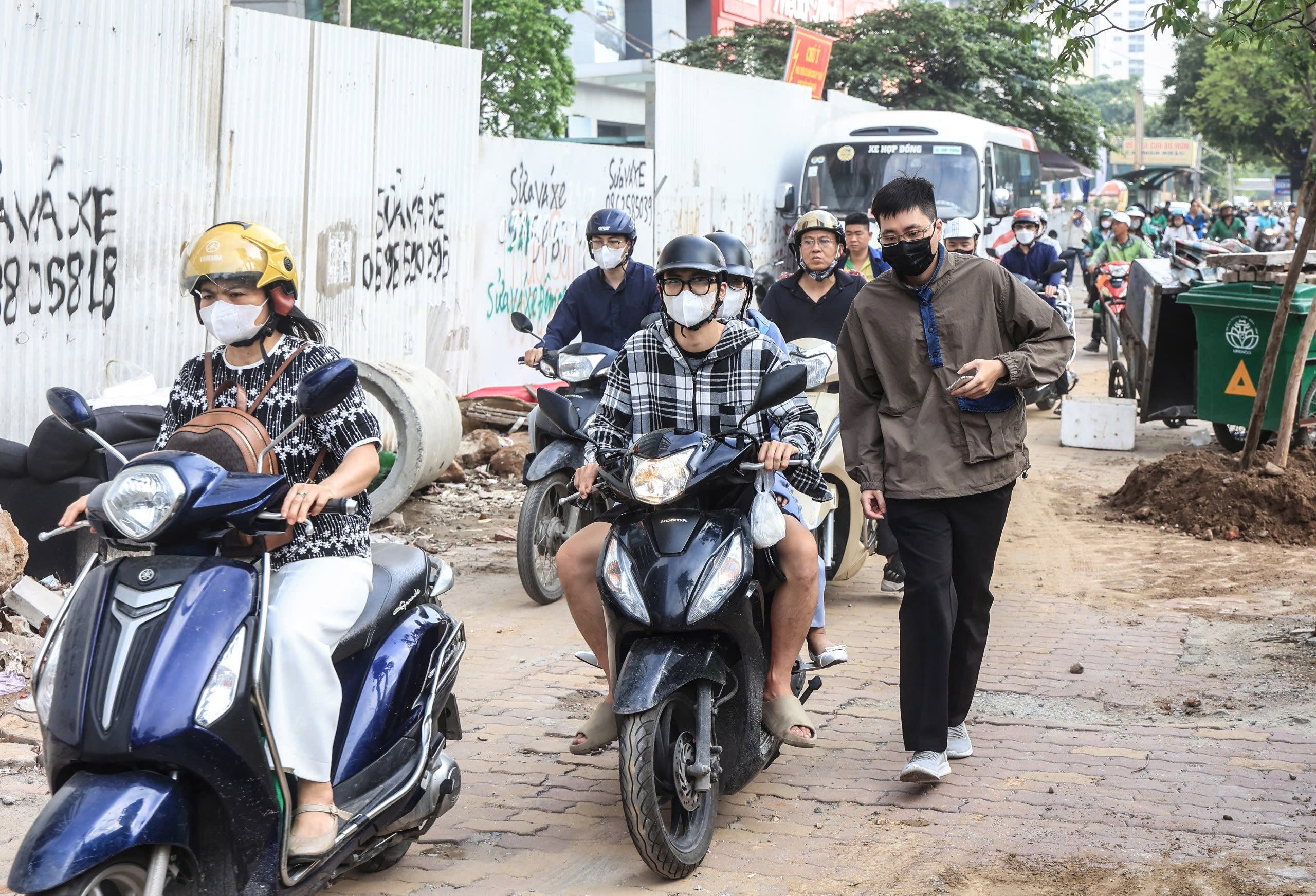 Nhiều tuyến phố H&agrave; Nội tắc d&agrave;i ng&agrave;y đầu người d&acirc;n đi l&agrave;m trở lại sau nghỉ lễ- Ảnh 11.