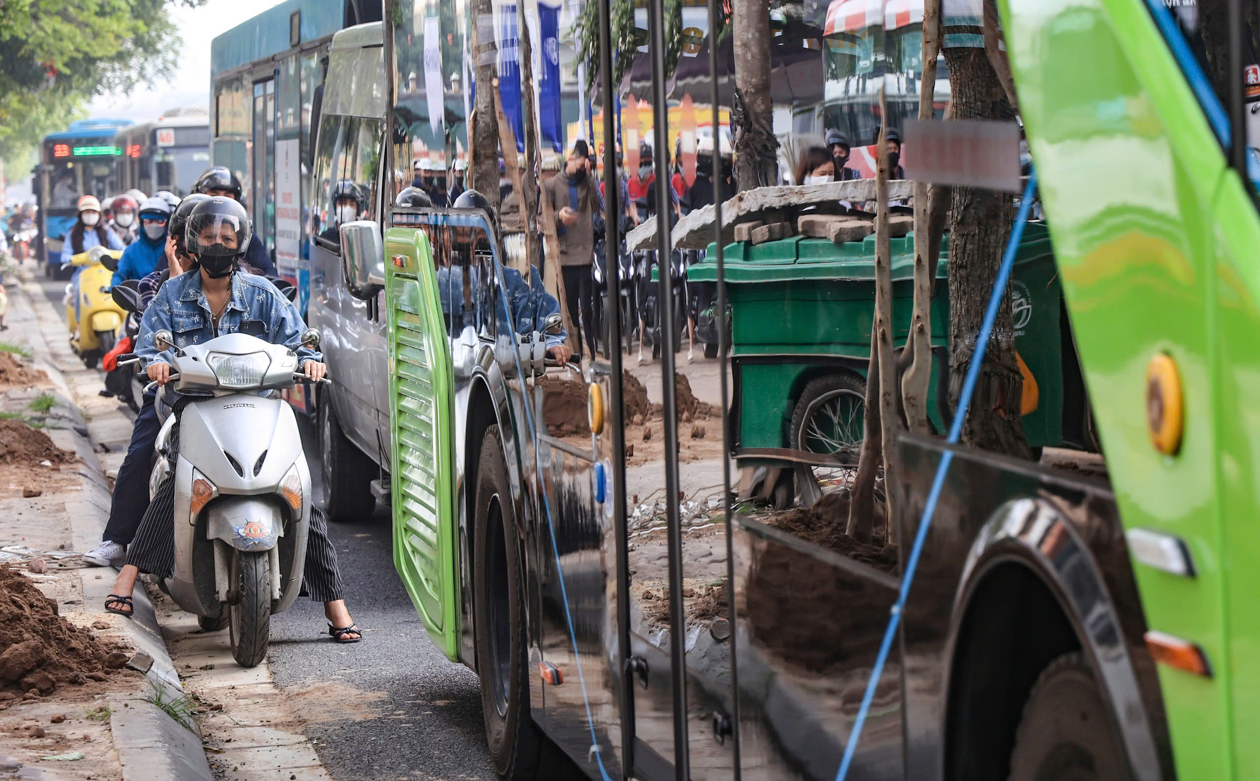 Nhiều tuyến phố H&agrave; Nội tắc d&agrave;i ng&agrave;y đầu người d&acirc;n đi l&agrave;m trở lại sau nghỉ lễ- Ảnh 10.