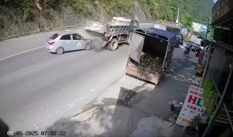 Hiện trường vụ tai nạn khiến t&agrave;i xế xe taxi tử vong. (Ảnh: cắt từ video clip)
