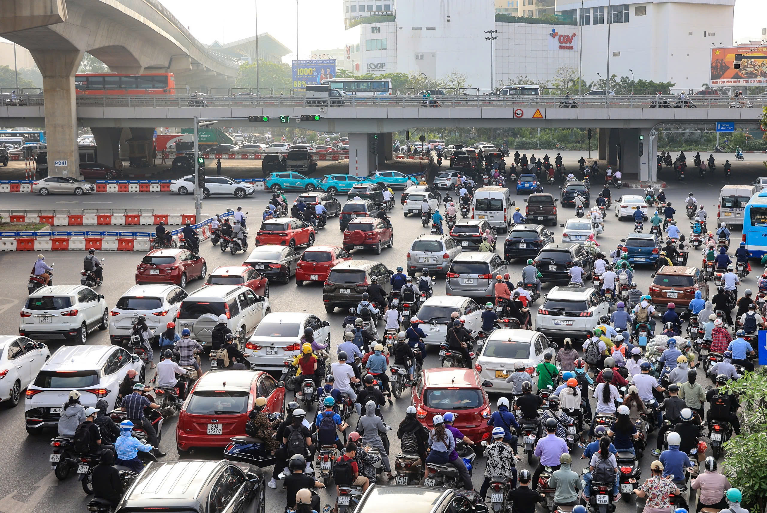 Nhiều tuyến phố H&agrave; Nội tắc d&agrave;i ng&agrave;y đầu người d&acirc;n đi l&agrave;m trở lại sau nghỉ lễ- Ảnh 12.