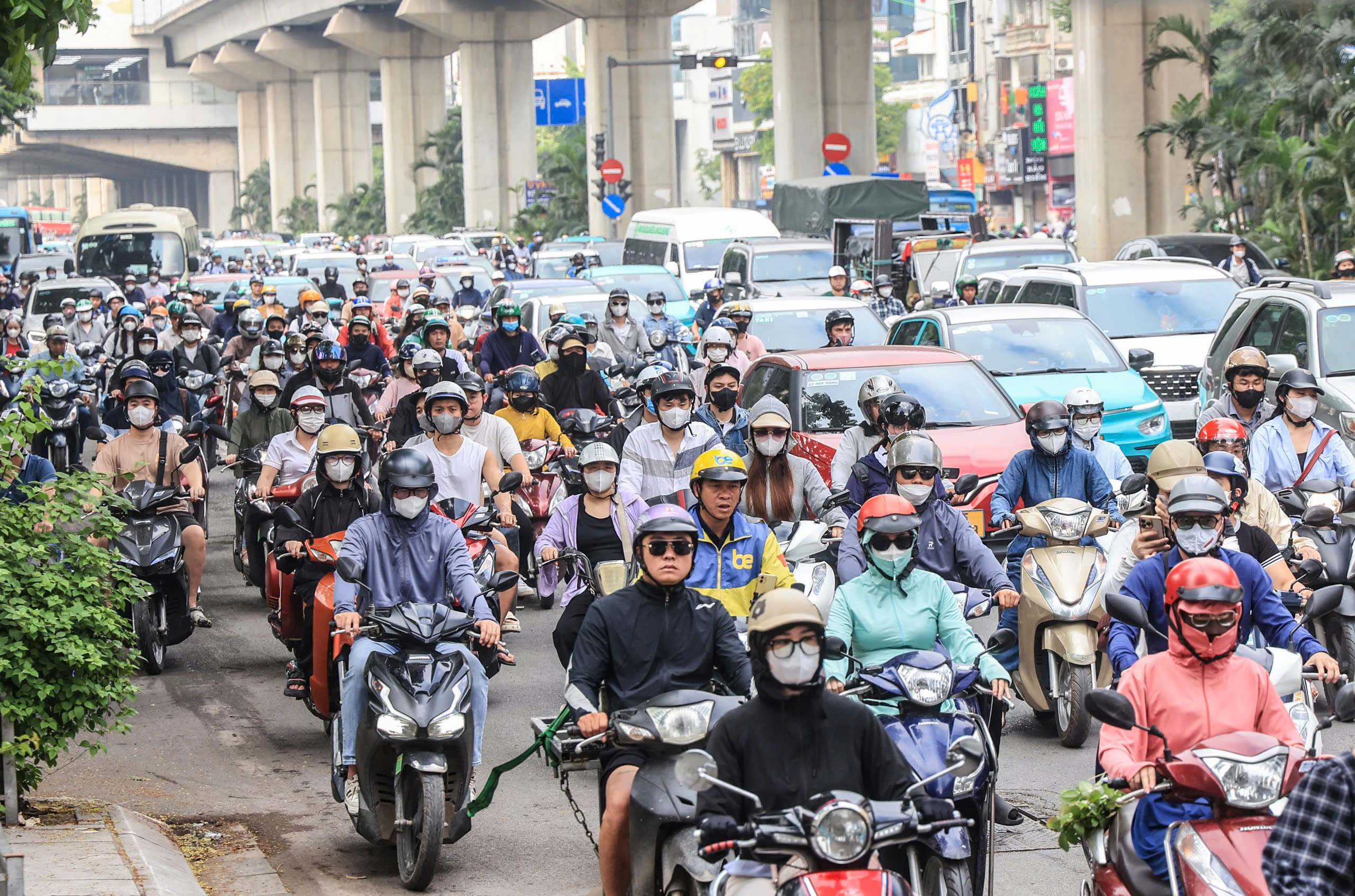 Nhiều tuyến phố H&agrave; Nội tắc d&agrave;i ng&agrave;y đầu người d&acirc;n đi l&agrave;m trở lại sau nghỉ lễ- Ảnh 4.