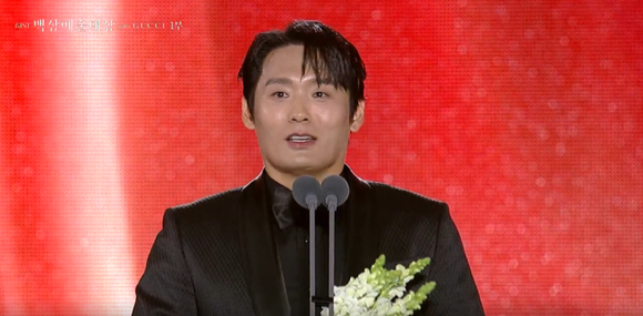 Lễ trao giải Baeksang 2025: "Khi cuộc đời cho bạn quả qu&yacute;t" đại thắng- Ảnh 8.