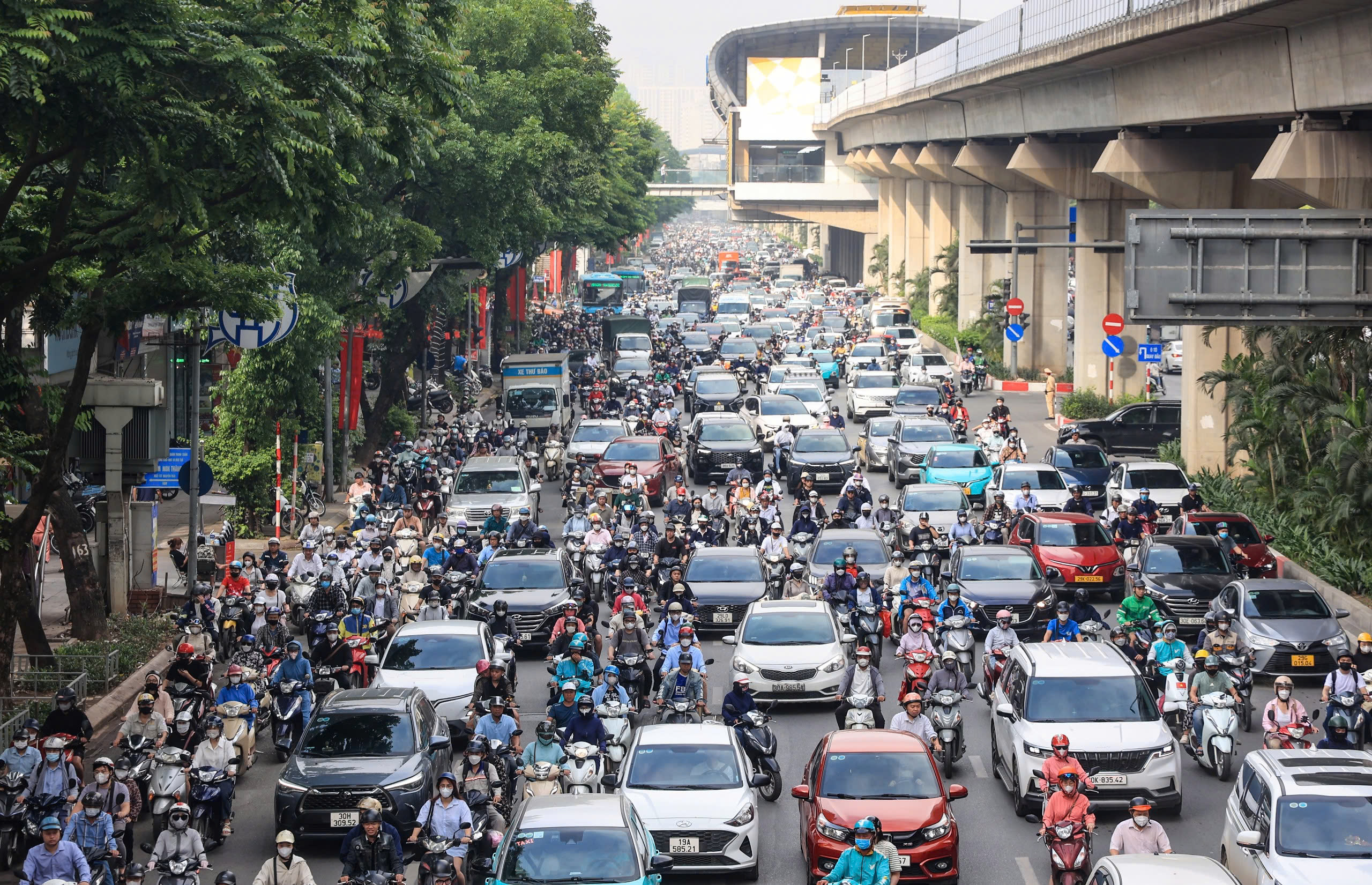 Nhiều tuyến phố H&agrave; Nội tắc d&agrave;i ng&agrave;y đầu người d&acirc;n đi l&agrave;m trở lại sau nghỉ lễ- Ảnh 2.