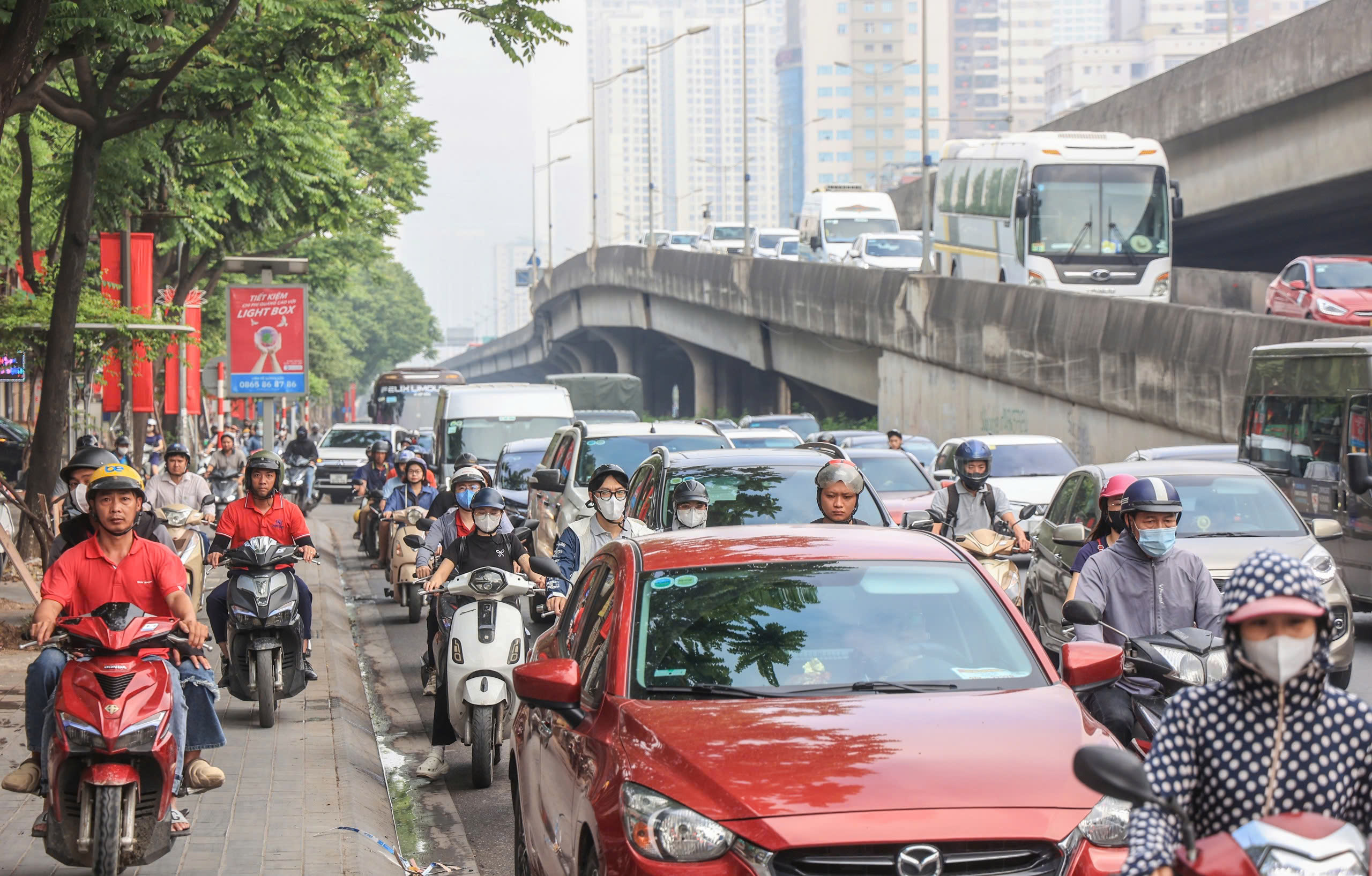 Nhiều tuyến phố H&agrave; Nội tắc d&agrave;i ng&agrave;y đầu người d&acirc;n đi l&agrave;m trở lại sau nghỉ lễ- Ảnh 6.
