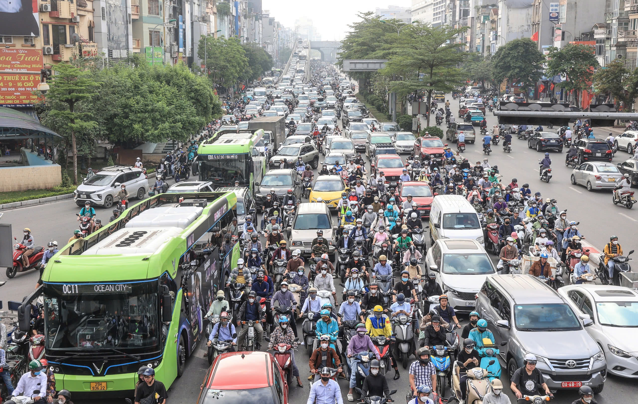 Nhiều tuyến phố H&agrave; Nội tắc d&agrave;i ng&agrave;y đầu người d&acirc;n đi l&agrave;m trở lại sau nghỉ lễ- Ảnh 1.