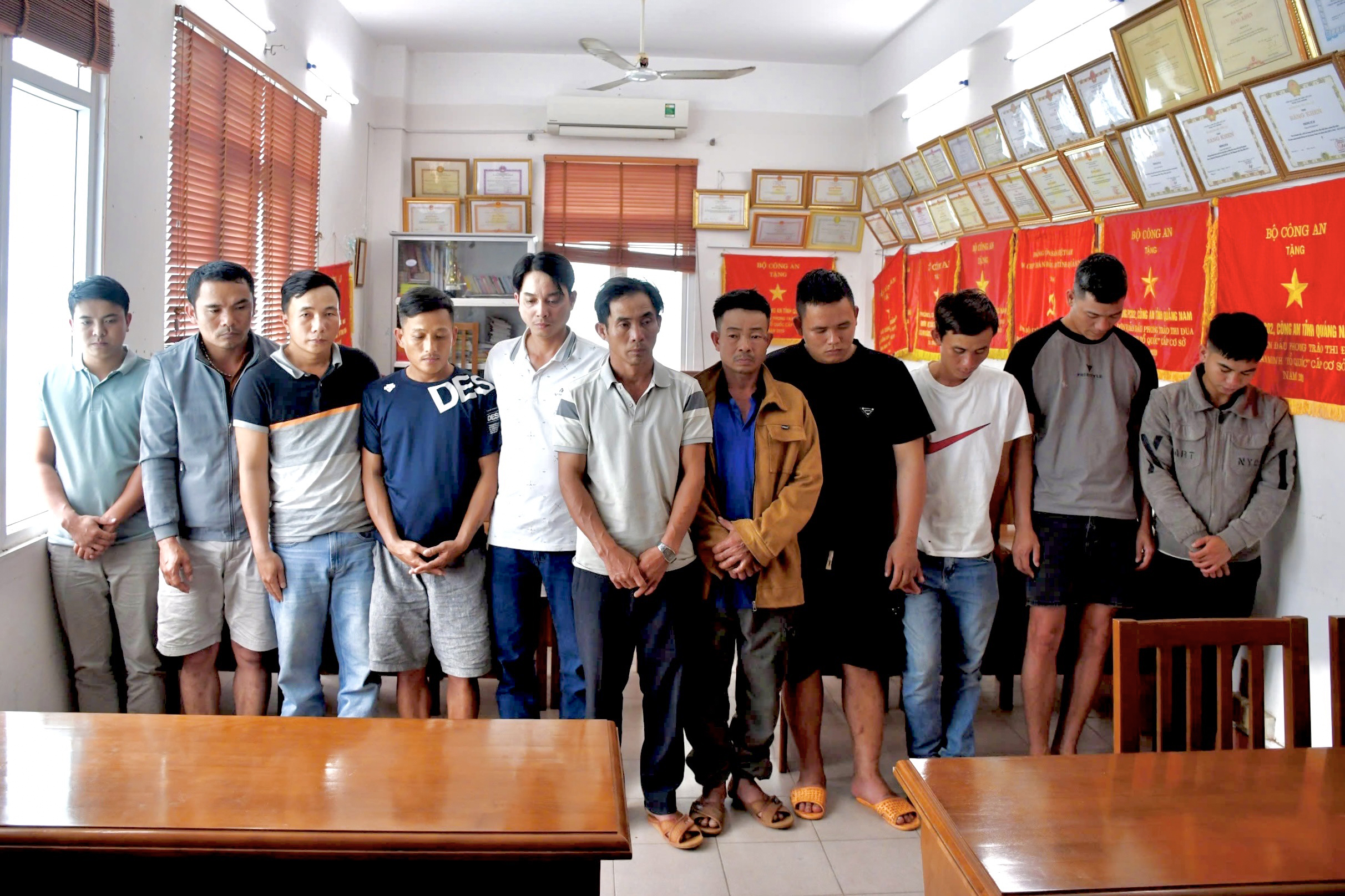 Nh&oacute;m con bạc bắt giữ người để đ&ograve;i 410 triệu tiền thua bạc- Ảnh 1.