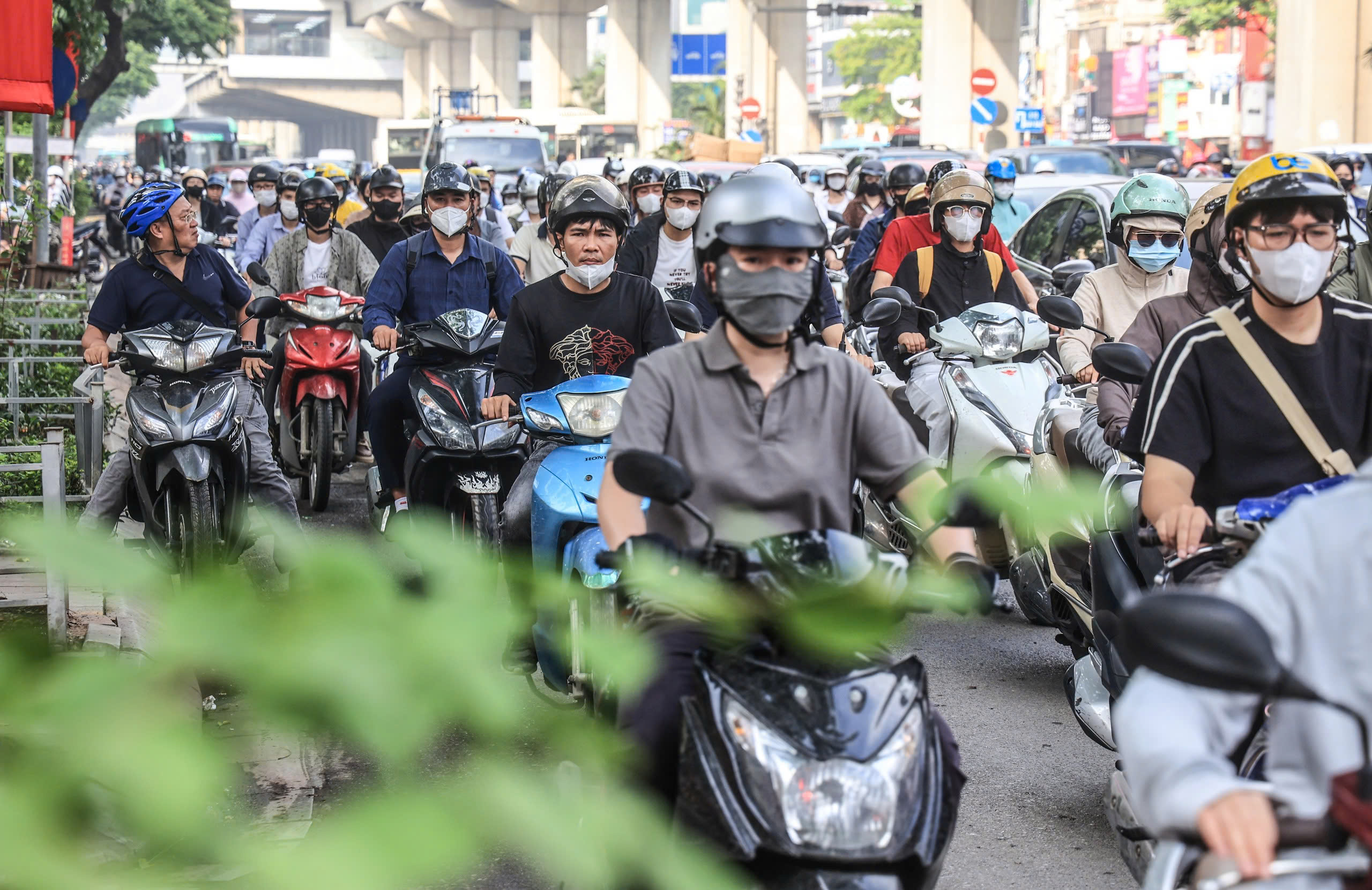 Nhiều tuyến phố H&agrave; Nội tắc d&agrave;i ng&agrave;y đầu người d&acirc;n đi l&agrave;m trở lại sau nghỉ lễ- Ảnh 5.
