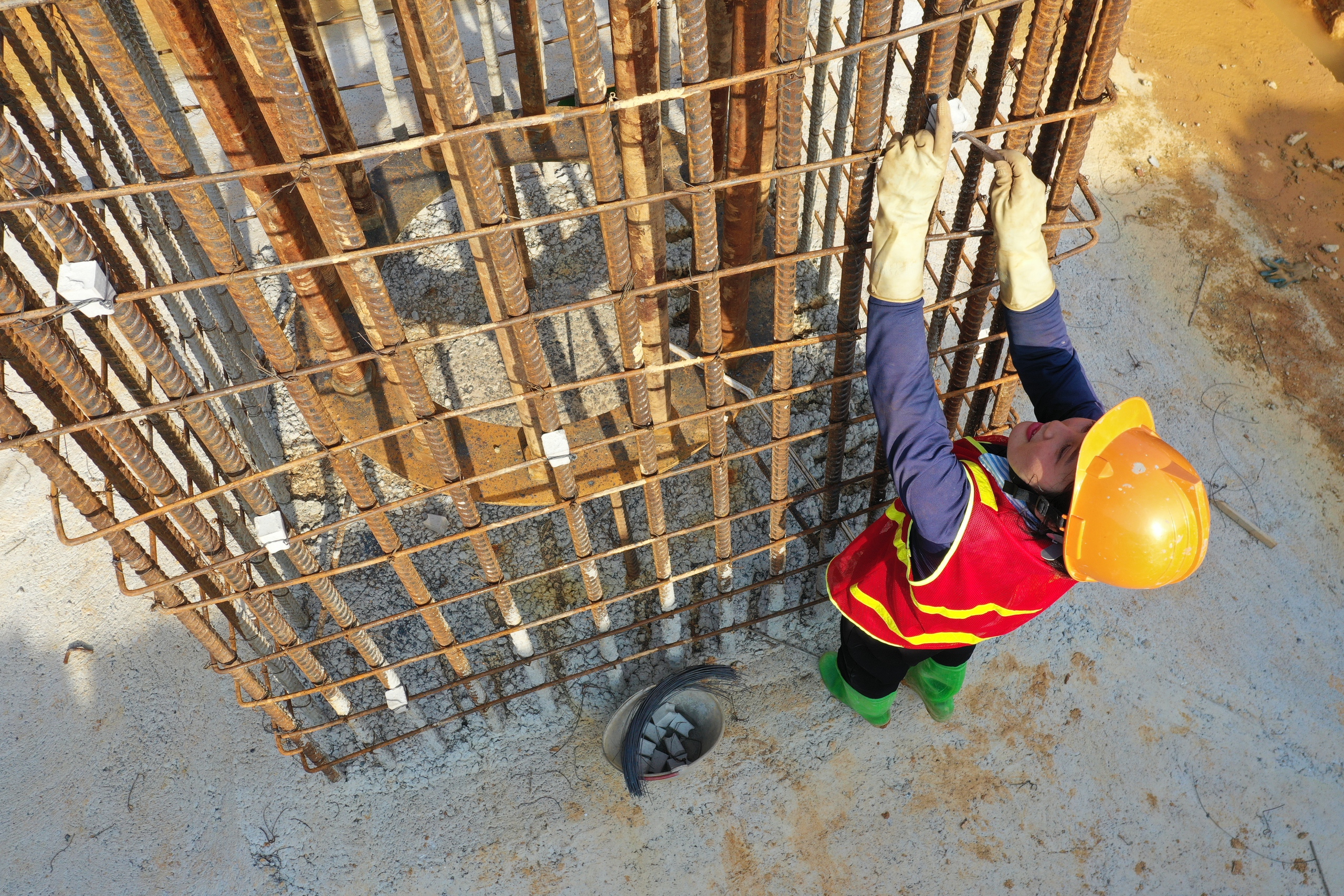 Những b&ocirc;ng hồng sạm nắng tr&ecirc;n c&ocirc;ng trường thi c&ocirc;ng đường d&acirc;y 500kV L&agrave;o Cai - Vĩnh Y&ecirc;n- Ảnh 7.