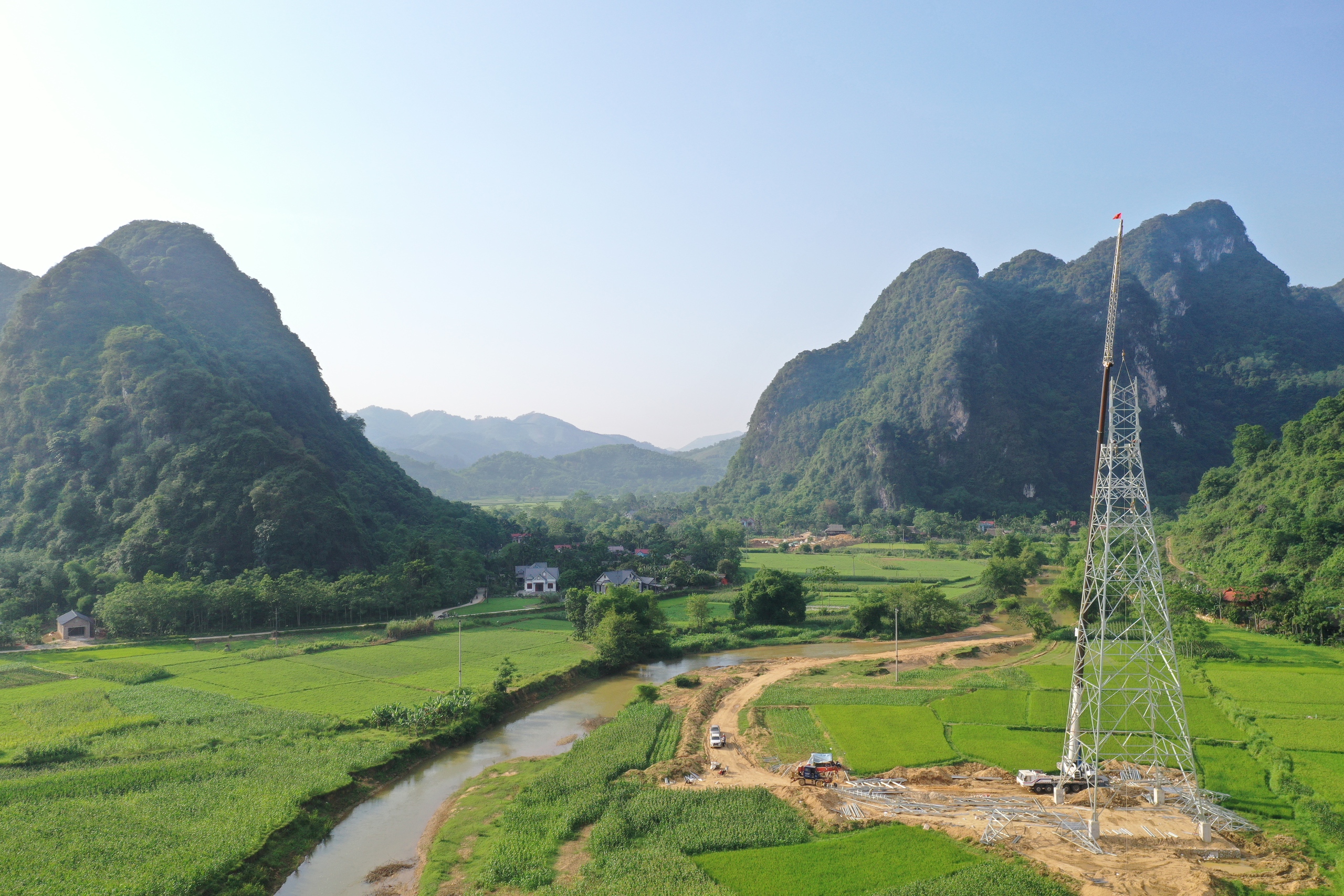 Những b&ocirc;ng hồng sạm nắng tr&ecirc;n c&ocirc;ng trường thi c&ocirc;ng đường d&acirc;y 500kV L&agrave;o Cai - Vĩnh Y&ecirc;n- Ảnh 4.