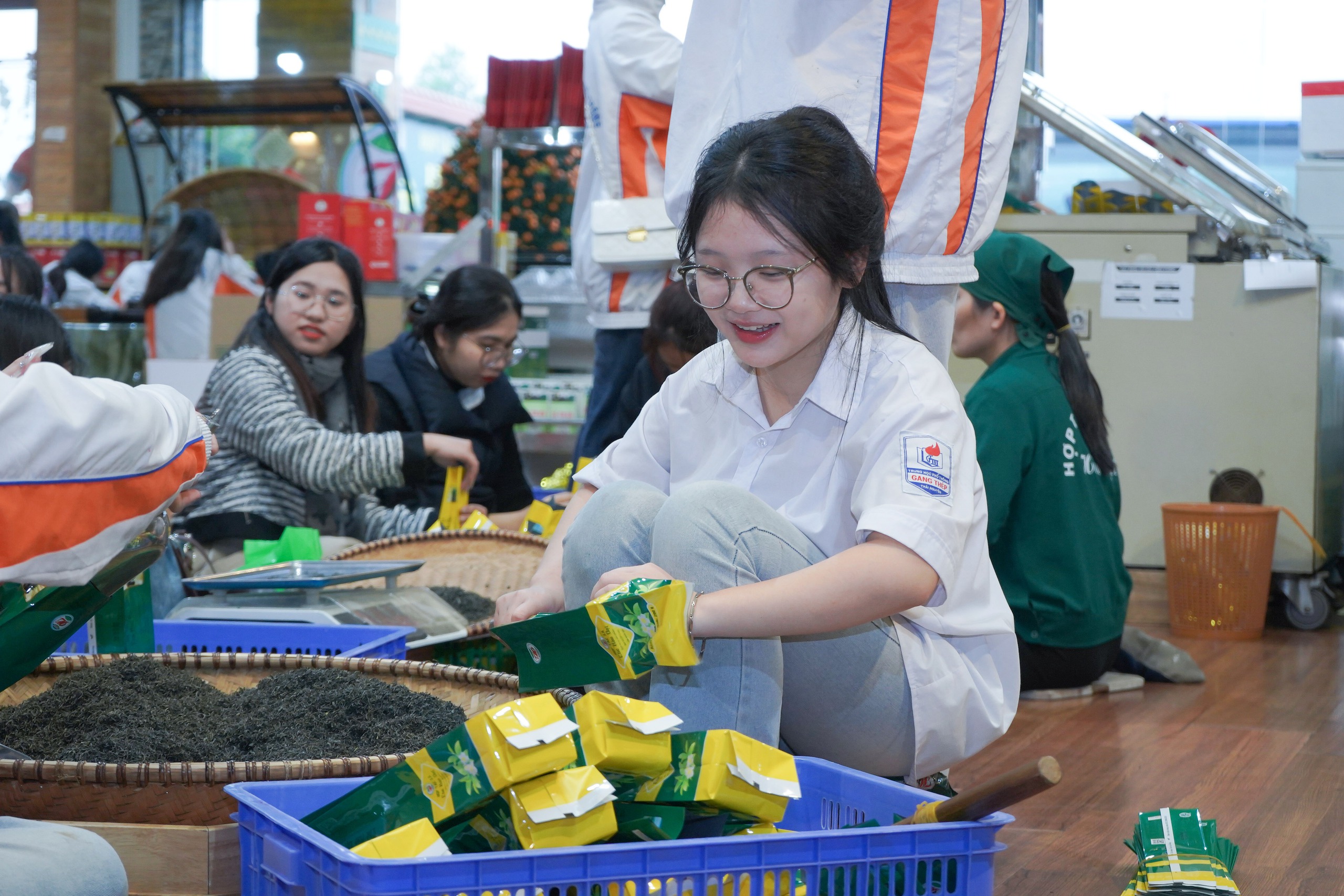 Du kh&aacute;ch th&iacute;ch th&uacute; những đồi ch&egrave; xanh ng&aacute;t ở Th&aacute;i Nguy&ecirc;n- Ảnh 11.