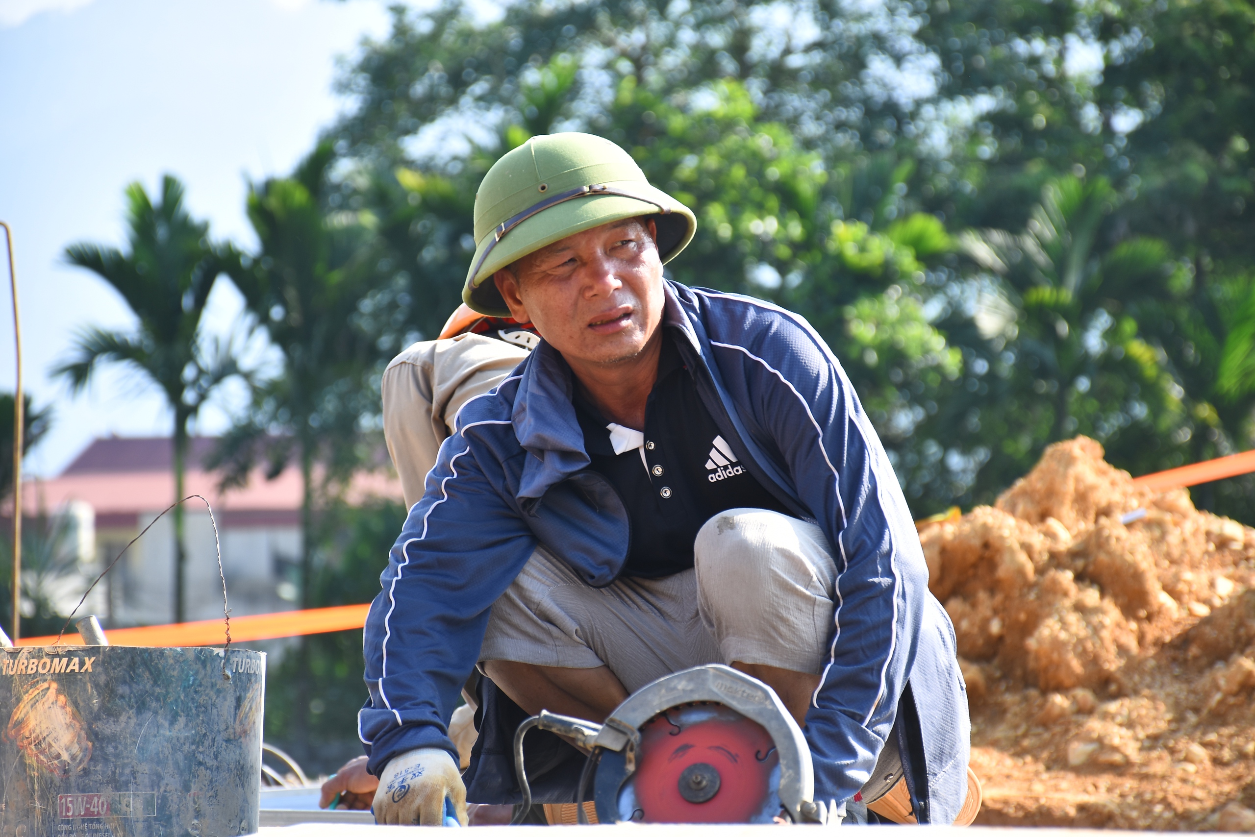 Những b&ocirc;ng hồng sạm nắng tr&ecirc;n c&ocirc;ng trường thi c&ocirc;ng đường d&acirc;y 500kV L&agrave;o Cai - Vĩnh Y&ecirc;n- Ảnh 15.