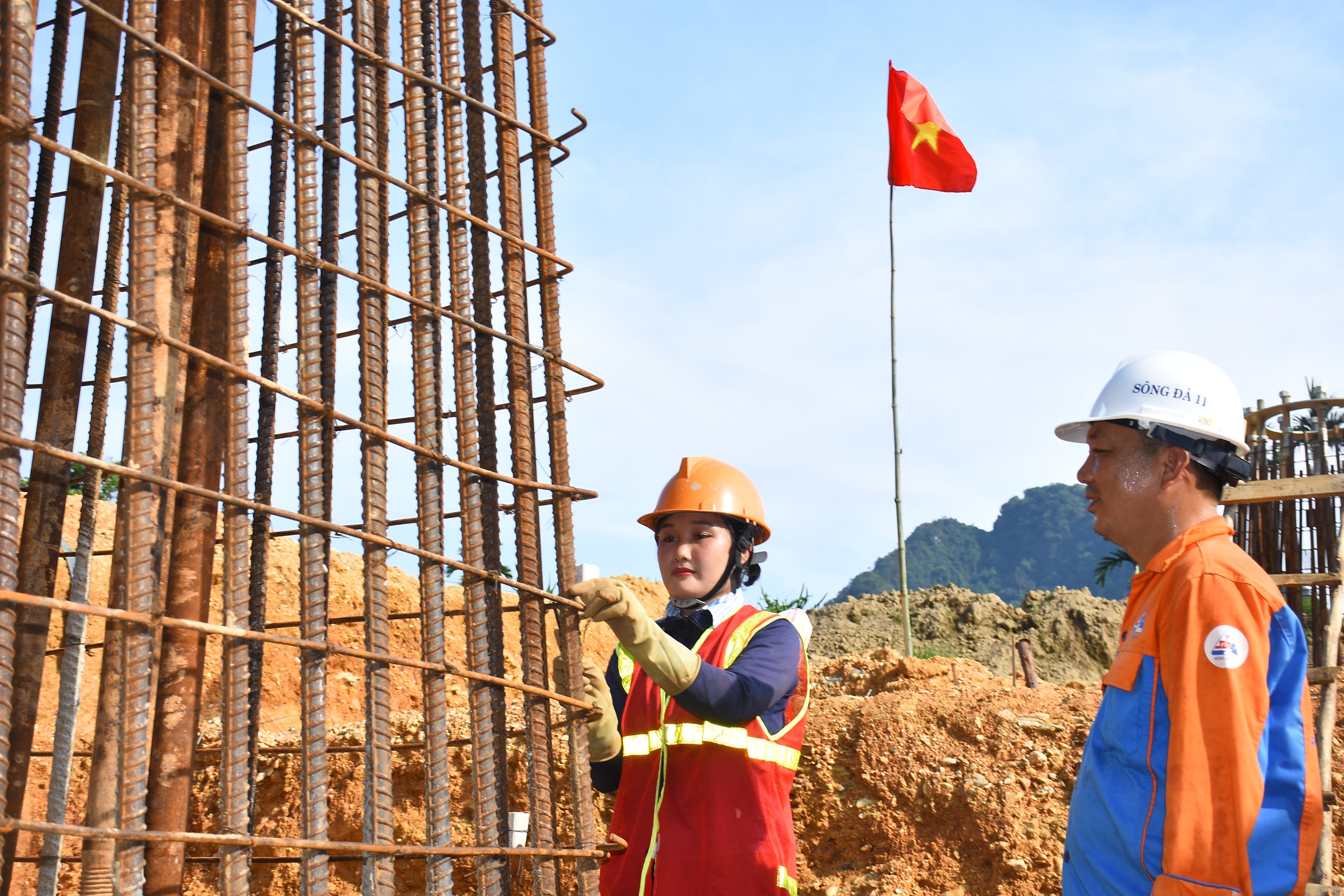 Những b&ocirc;ng hồng sạm nắng tr&ecirc;n c&ocirc;ng trường thi c&ocirc;ng đường d&acirc;y 500kV L&agrave;o Cai - Vĩnh Y&ecirc;n- Ảnh 5.