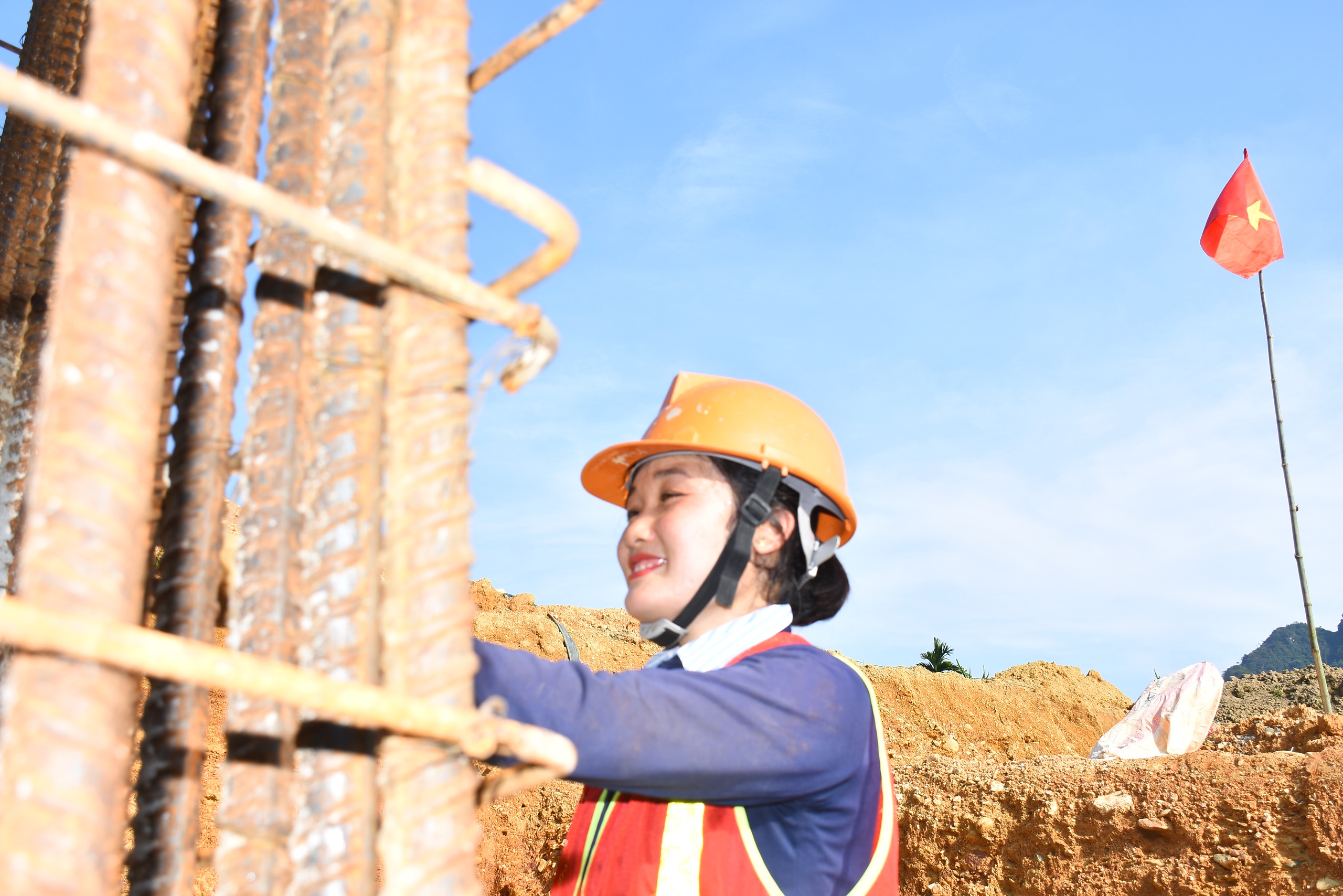 Những b&ocirc;ng hồng sạm nắng tr&ecirc;n c&ocirc;ng trường thi c&ocirc;ng đường d&acirc;y 500kV L&agrave;o Cai - Vĩnh Y&ecirc;n- Ảnh 6.