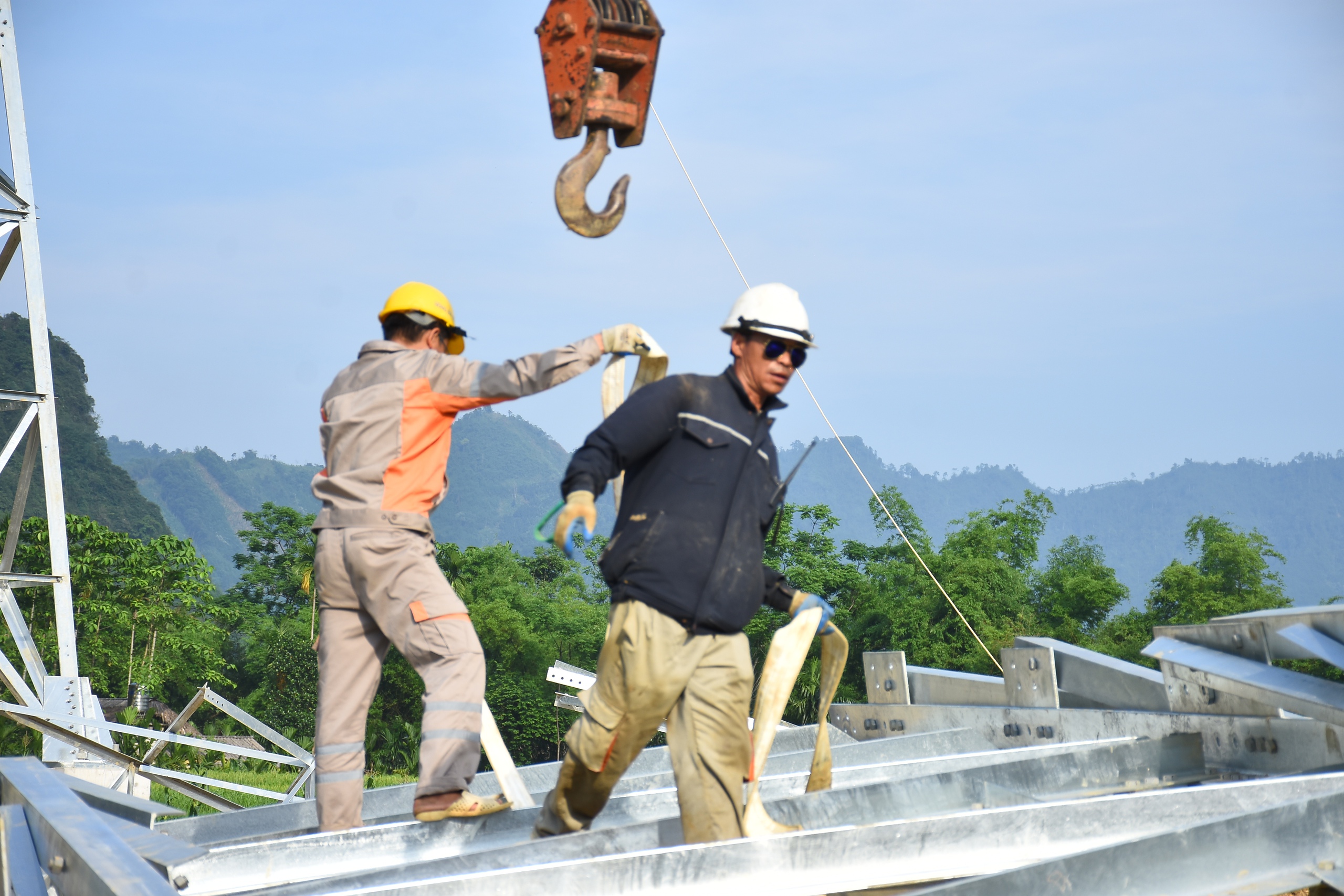 Những b&ocirc;ng hồng sạm nắng tr&ecirc;n c&ocirc;ng trường thi c&ocirc;ng đường d&acirc;y 500kV L&agrave;o Cai - Vĩnh Y&ecirc;n- Ảnh 16.