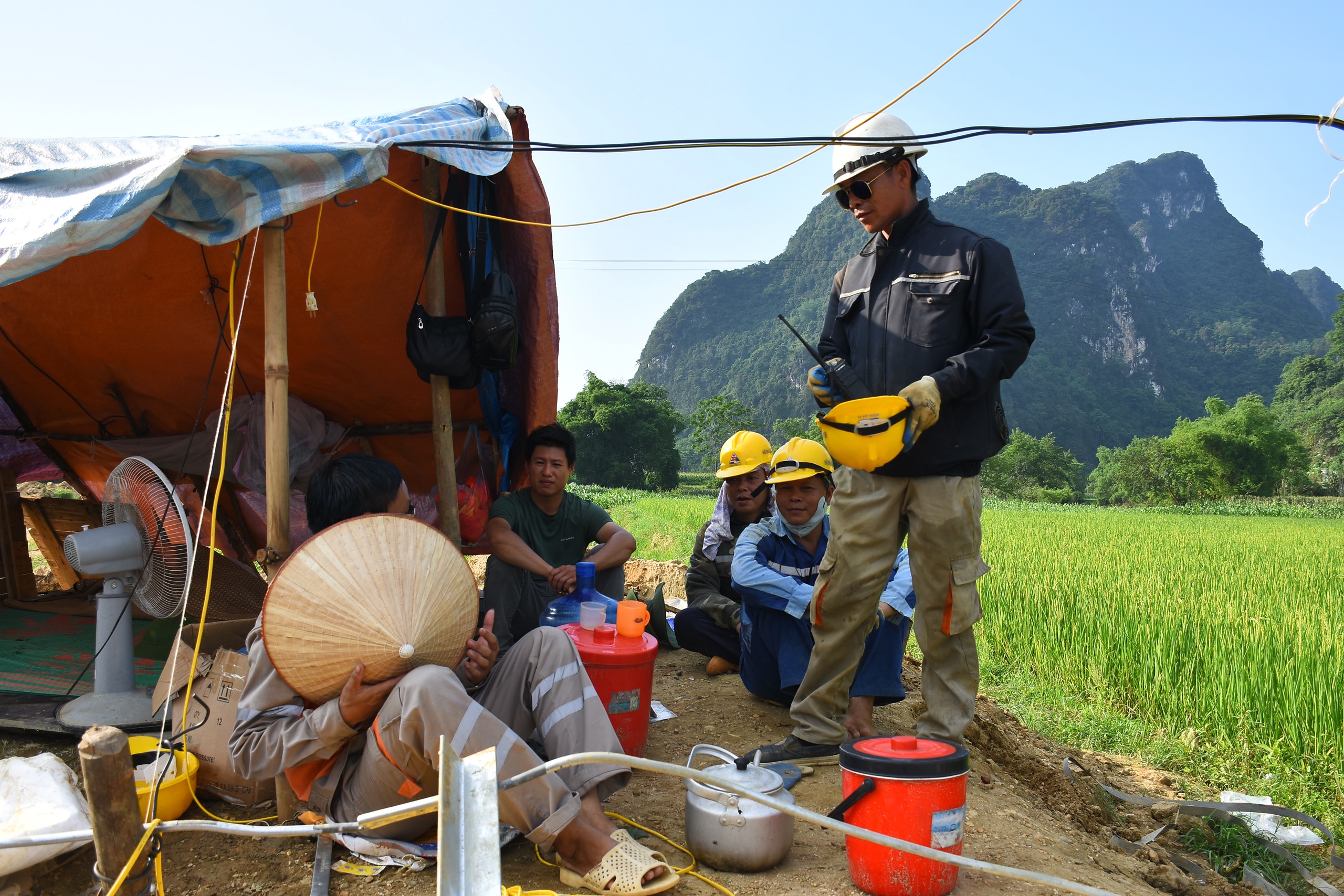 Những b&ocirc;ng hồng sạm nắng tr&ecirc;n c&ocirc;ng trường thi c&ocirc;ng đường d&acirc;y 500kV L&agrave;o Cai - Vĩnh Y&ecirc;n- Ảnh 17.