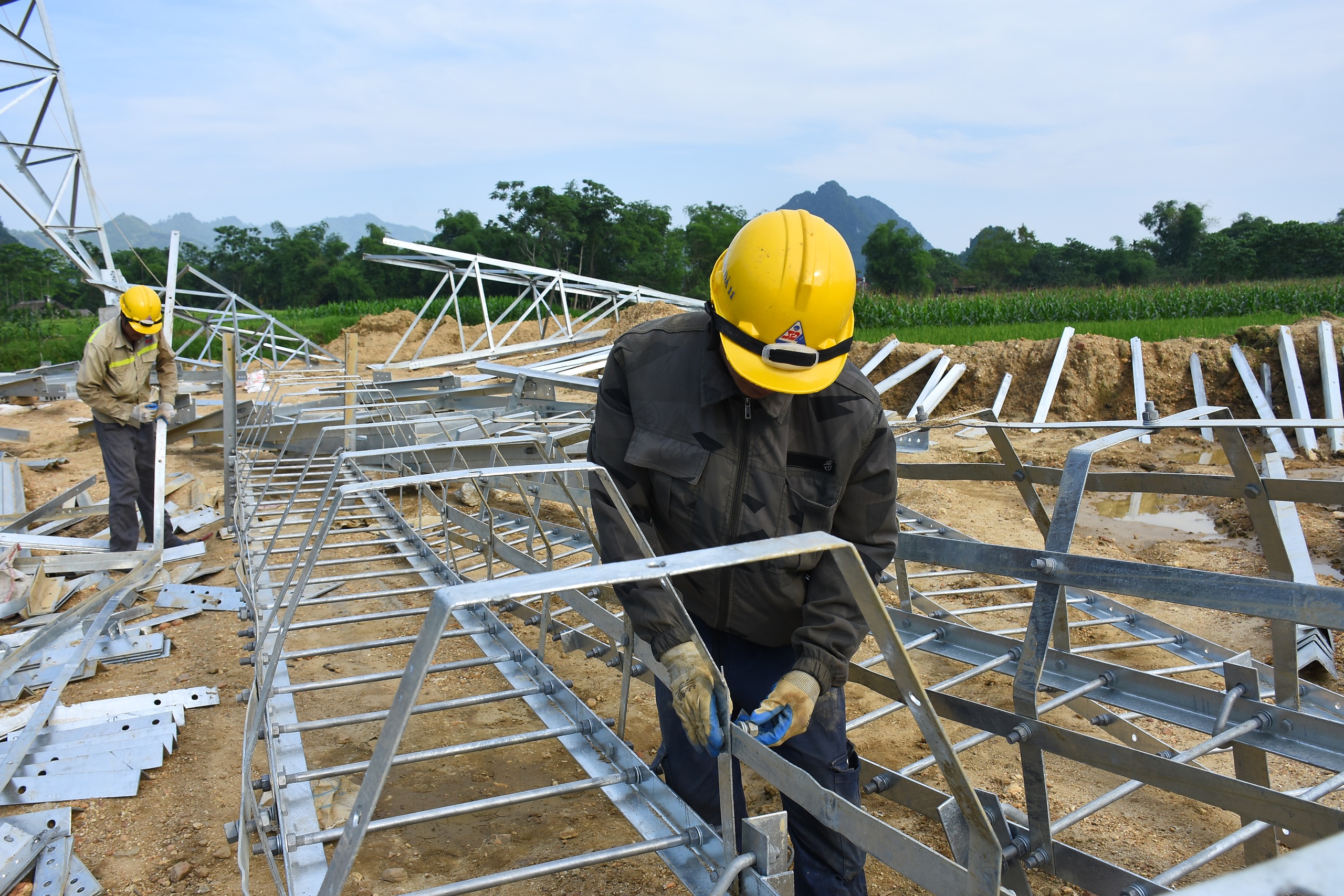 Những b&ocirc;ng hồng sạm nắng tr&ecirc;n c&ocirc;ng trường thi c&ocirc;ng đường d&acirc;y 500kV L&agrave;o Cai - Vĩnh Y&ecirc;n- Ảnh 18.