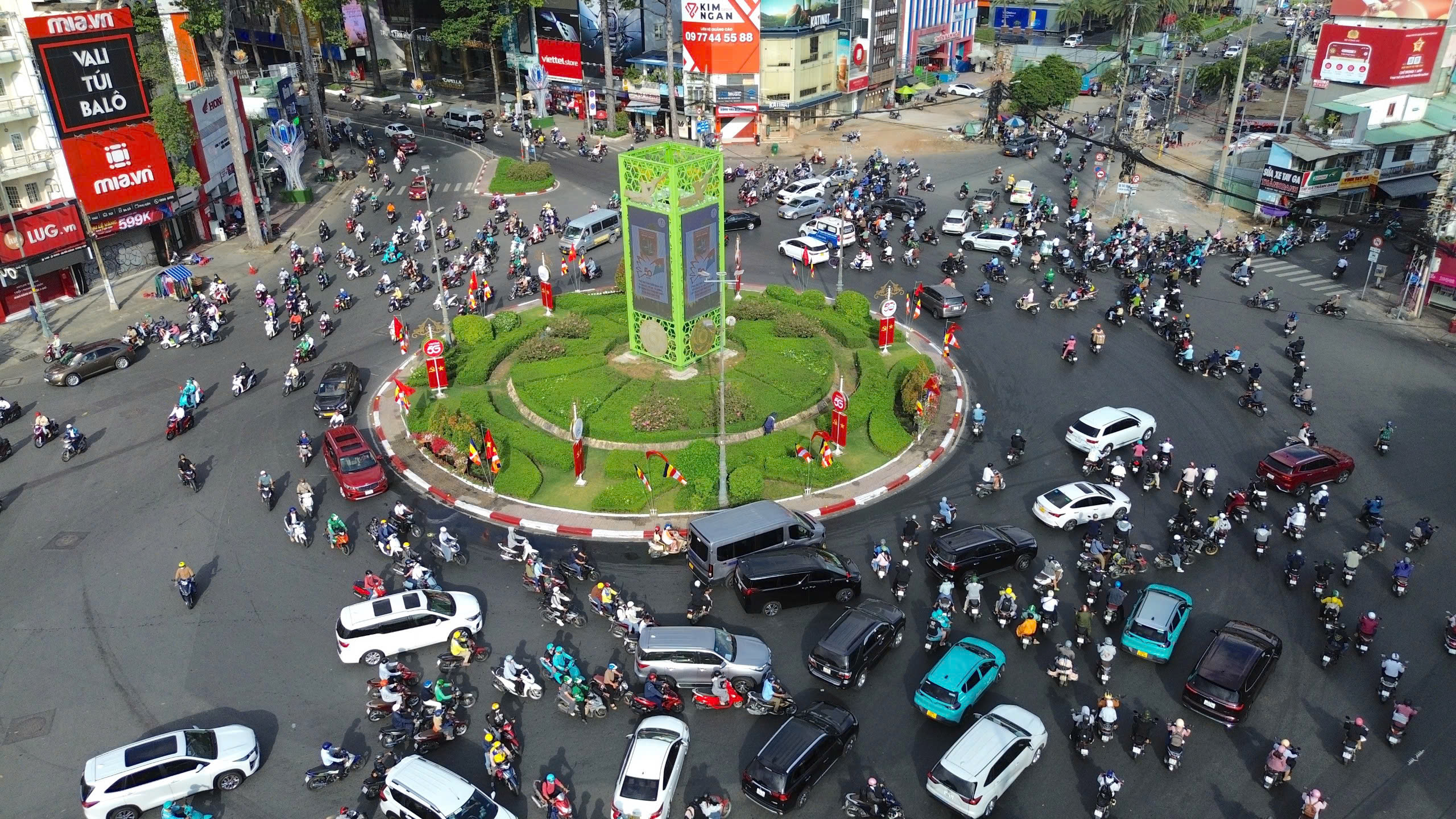 Đường phố TP.HCM đông đúc, ùn tắc giao thông tại các tuyến cửa ngõ sau kỳ nghỉ lễ- Ảnh 3. Đường phố TP.HCM đông đúc, ùn tắc giao thông tại các tuyến cửa ngõ sau kỳ nghỉ lễ- Ảnh 3.
