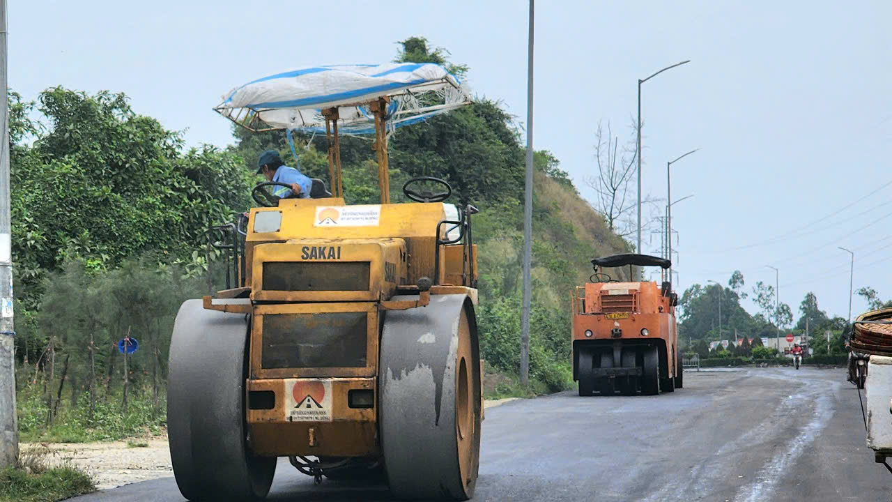 Quảng Ng&atilde;i tăng tốc bảo tr&igrave; tuyến quốc lộ huyết mạch- Ảnh 1.