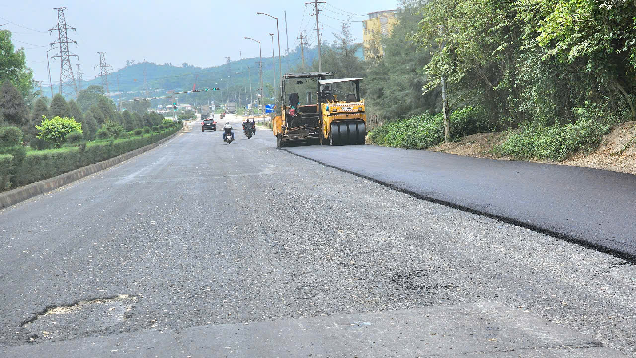 Quảng Ng&atilde;i tăng tốc bảo tr&igrave; tuyến quốc lộ huyết mạch- Ảnh 2.