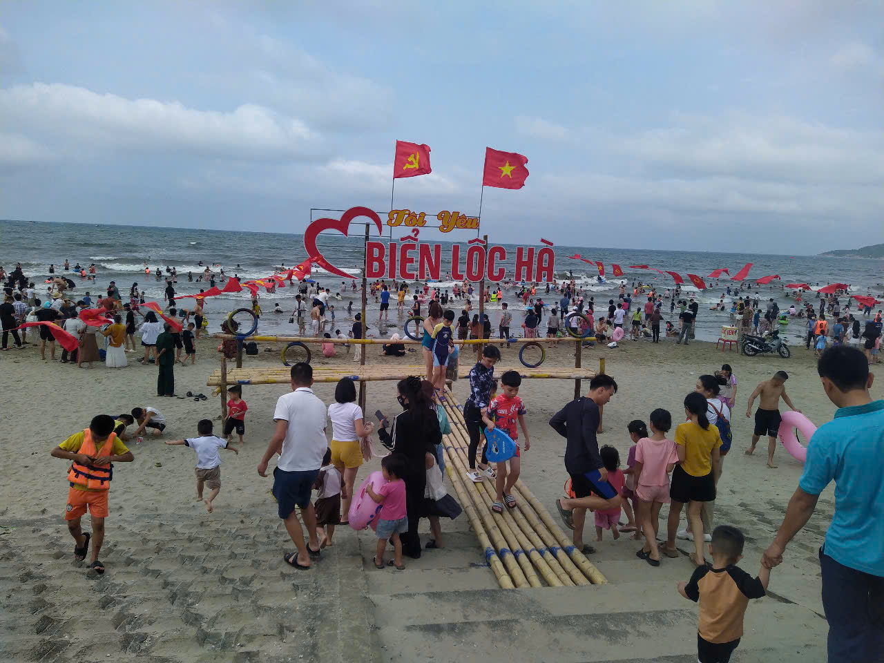 Giao th&ocirc;ng thuận tiện nhờ cao tốc Bắc - Nam, H&agrave; Tĩnh đ&oacute;n gần 750.000 du kh&aacute;ch nghỉ lễ- Ảnh 1.