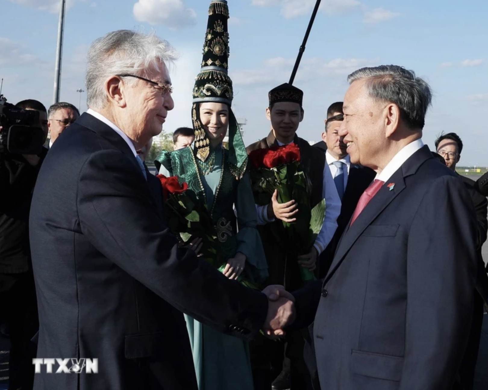 Tổng B&iacute; thư T&ocirc; L&acirc;m v&agrave; Phu nh&acirc;n bắt đầu thăm cấp Nh&agrave; nước Cộng h&ograve;a Kazakhstan- Ảnh 1.