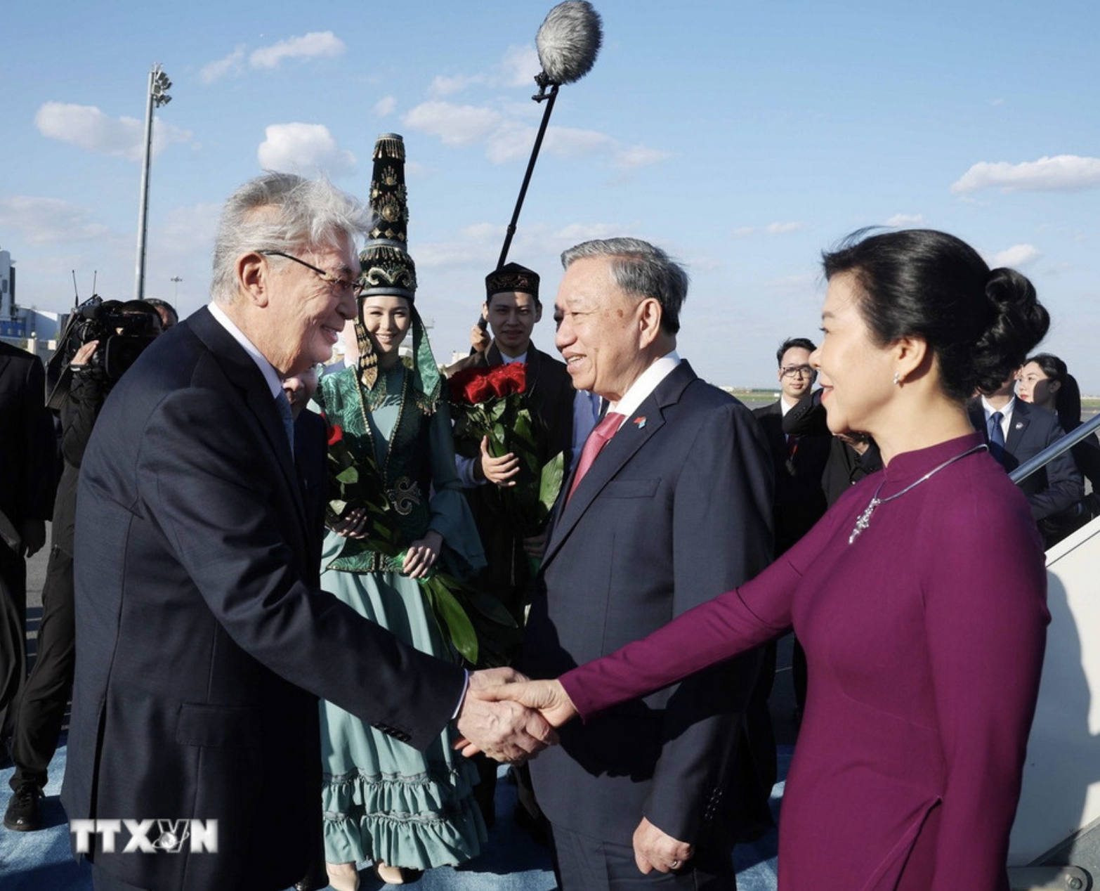 Tổng B&iacute; thư T&ocirc; L&acirc;m v&agrave; Phu nh&acirc;n bắt đầu thăm cấp Nh&agrave; nước Cộng h&ograve;a Kazakhstan- Ảnh 4.